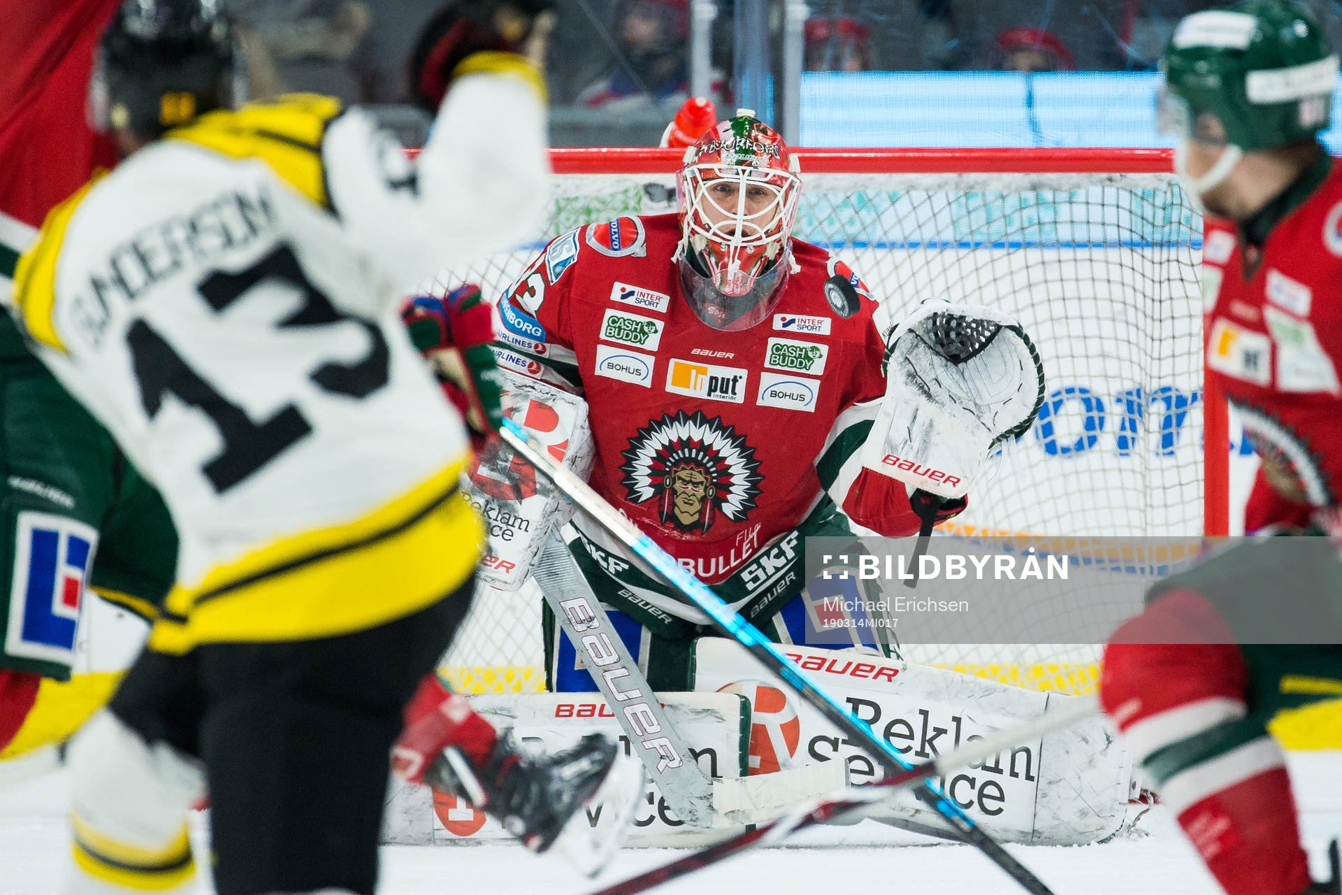 Brynäs Ryan Gunderson skjuter 1-2 bakom Frölundas