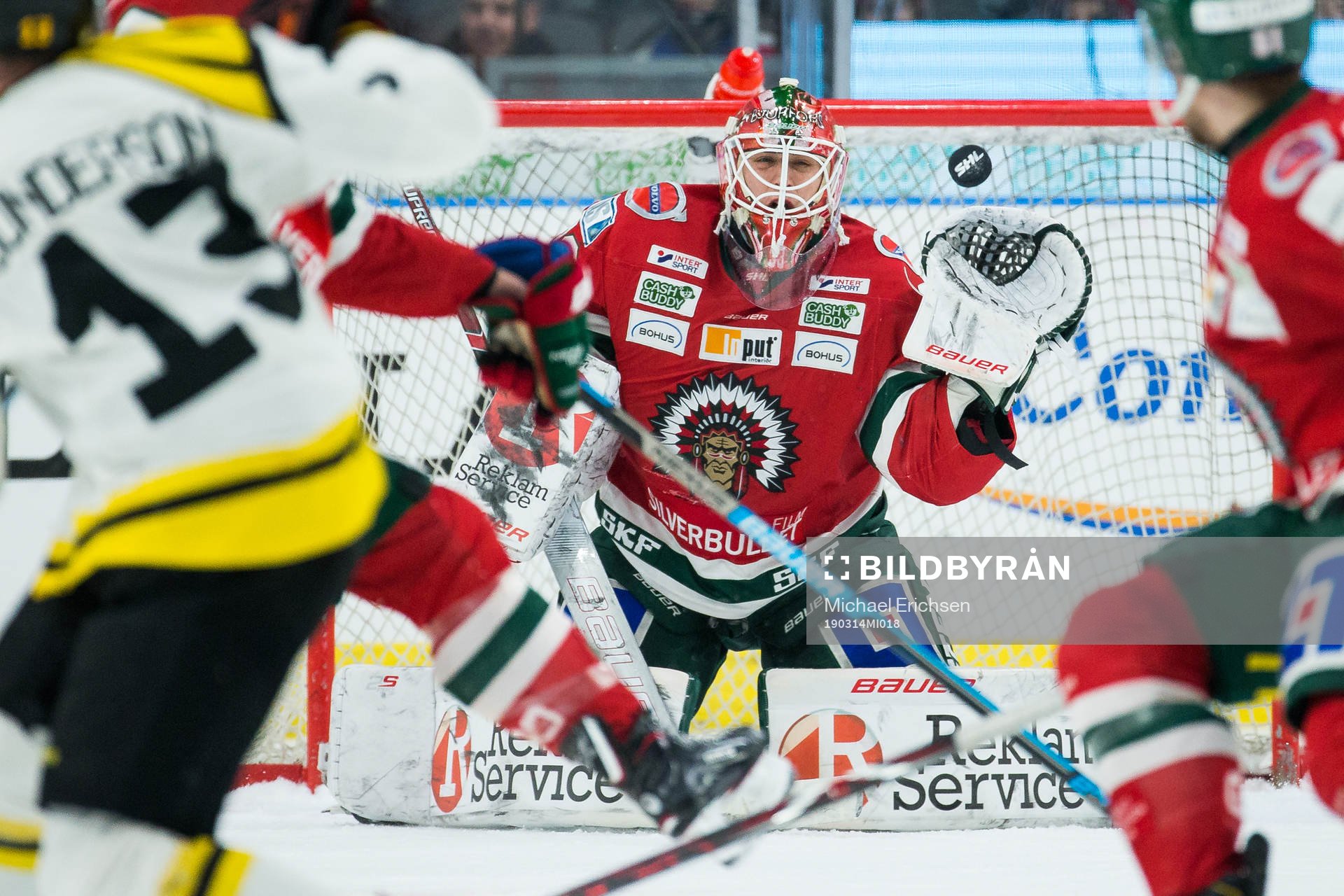 Brynäs Ryan Gunderson skjuter 1-2 bakom Frölundas