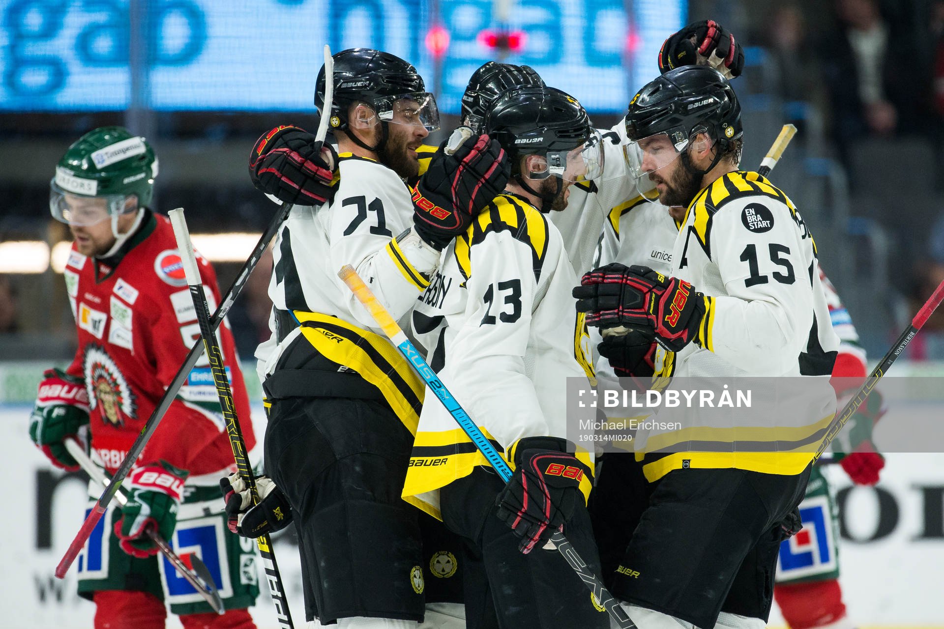 Brynäs Ryan Gunderson jublar med lagkamrater