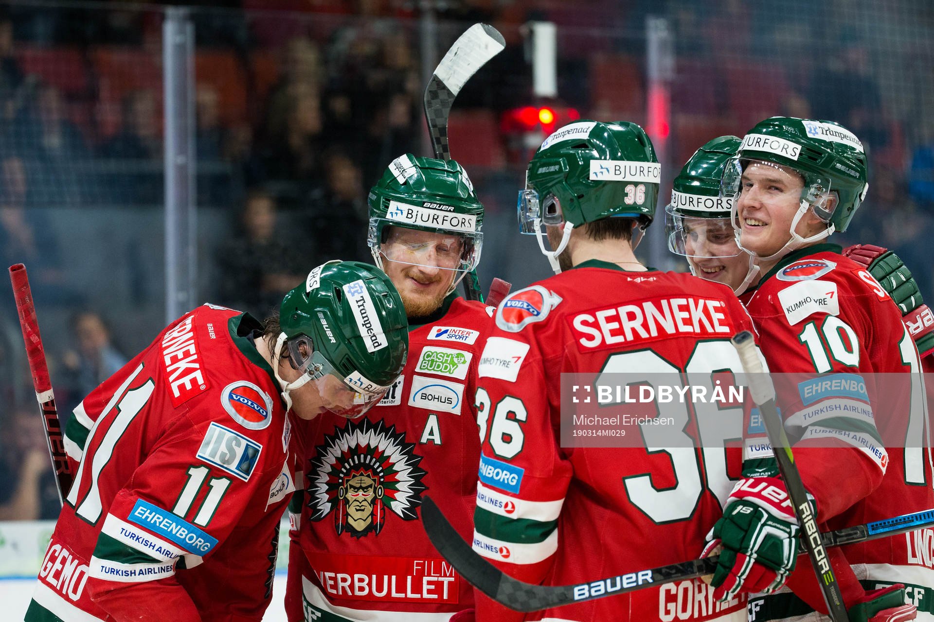 Frölundas Simon Hjalmarsson jublar med Samuel Fagemo,