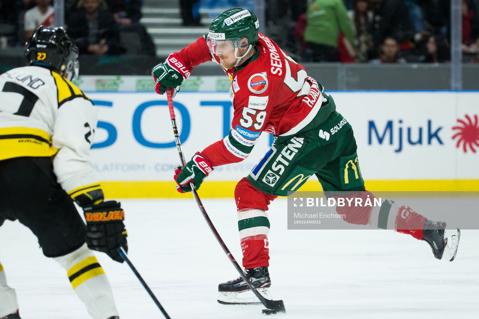 Frölundas Simon Hjalmarsson skjuter ett skott