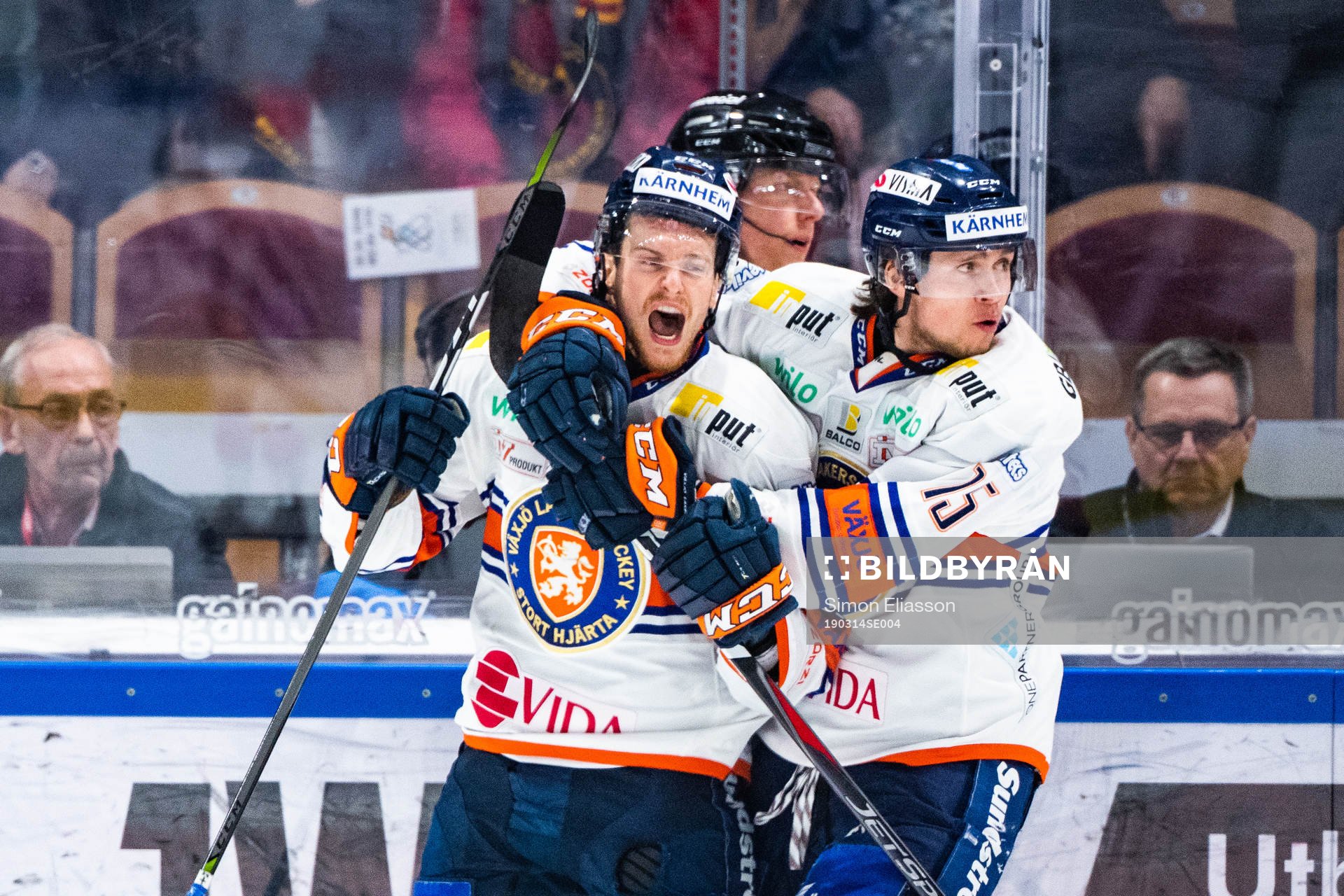 Växjös Brendan Shinnimin och Dominik Bokk jublar