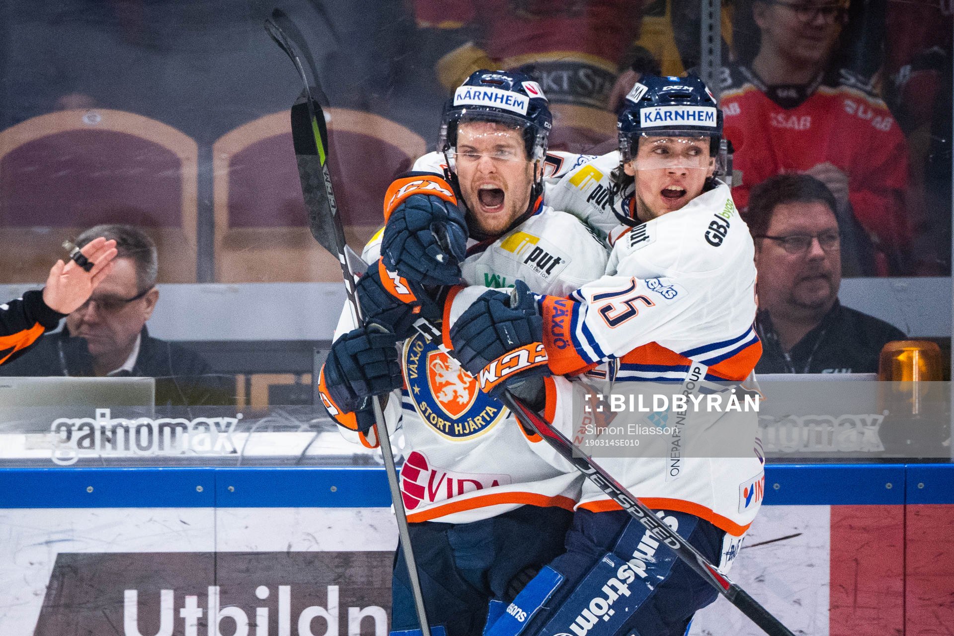 Växjös Brendan Shinnimin och Dominik Bokk jublar