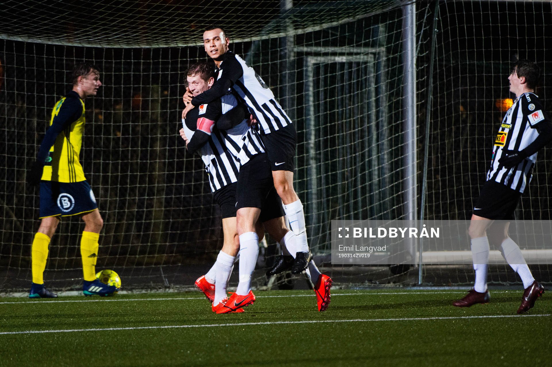 Landskronas Robin Hofsö, Philip Andersson och Sumar Almadjed jublar efter Landskronas Robin Hofsös 1-0 mål under en träningsmatch i fotboll mellan Landskrona och Ängelholms FF den 14 mars 2019 i Landskrona.