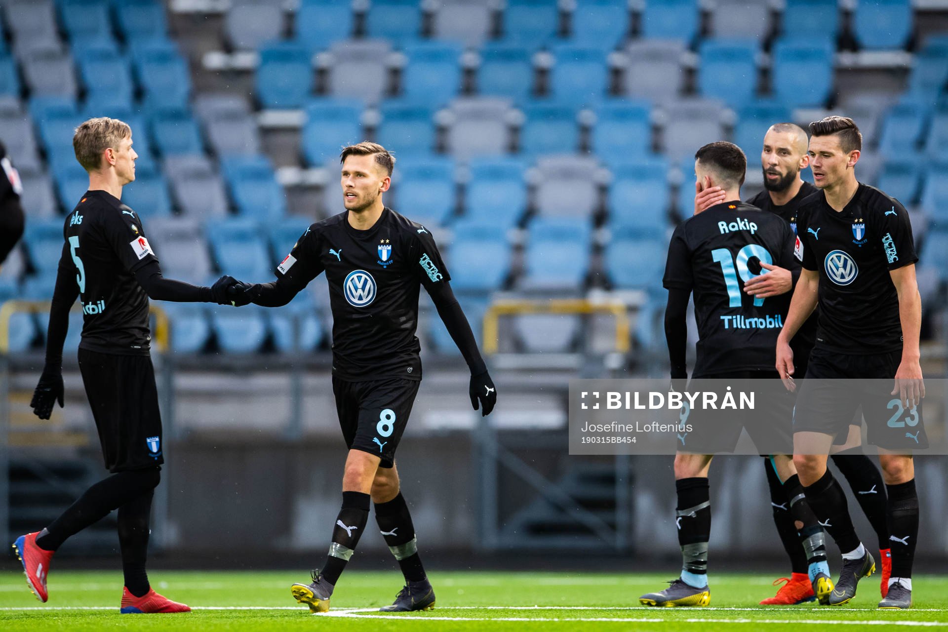 Malmö FFs Guillermo Molins jublar med lagkamrater efter 0-1 under träningsmatchen i fotboll mellan IFK Norrköping och Malmö FF den 15 mars 2019 i Norrköping.