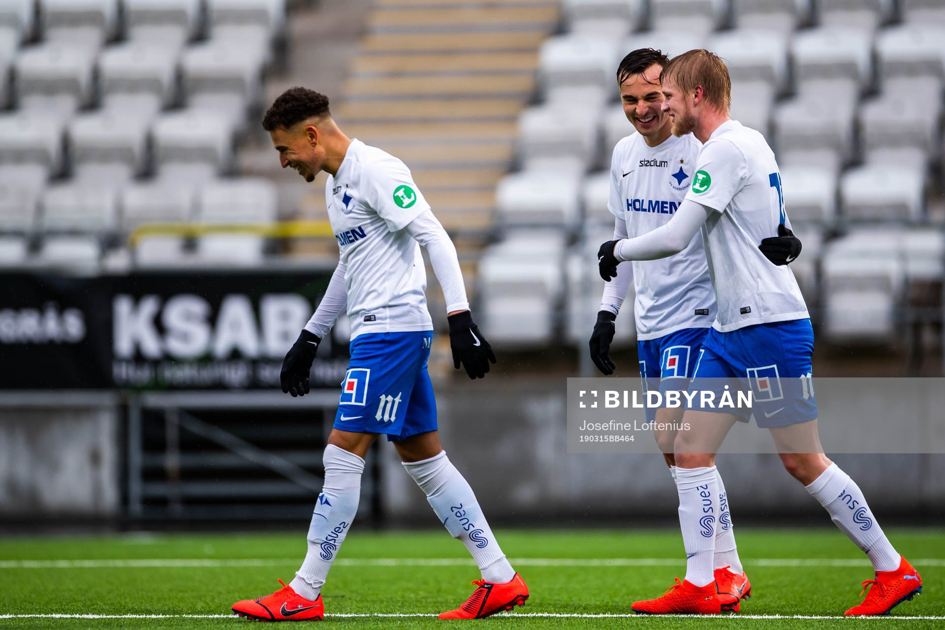 IFK Norrköpings Kalle Holmberg, Jordan Larsson och Henrik Castegren jublar efter 3-1 under träningsmatchen i fotboll mellan IFK Norrköping och Malmö FF den 15 mars 2019 i Norrköping.