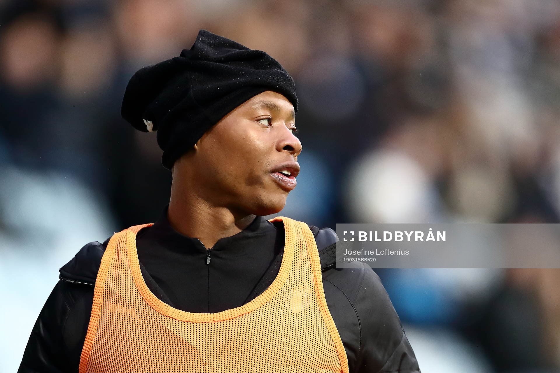 Malmö FFs Carlos Strandberg värmer upp