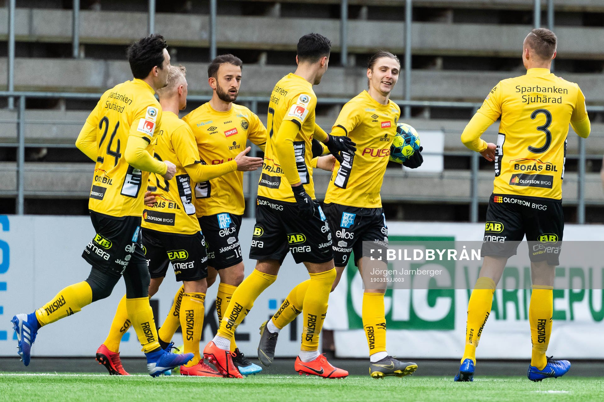 Elfsborgs Pawel Cibicki jublar med lagkamraterna