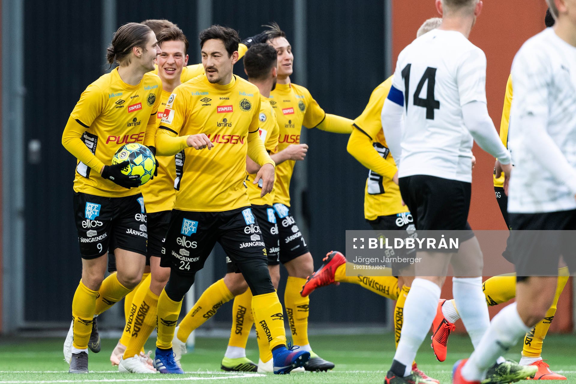 Elfsborgs Pawel Cibicki jublar med Stefan Ishizaki efter 1-0 under träningsmatchen i fotboll mellan Elfsborg - Örebro den 15 mars 2019 i Borås.