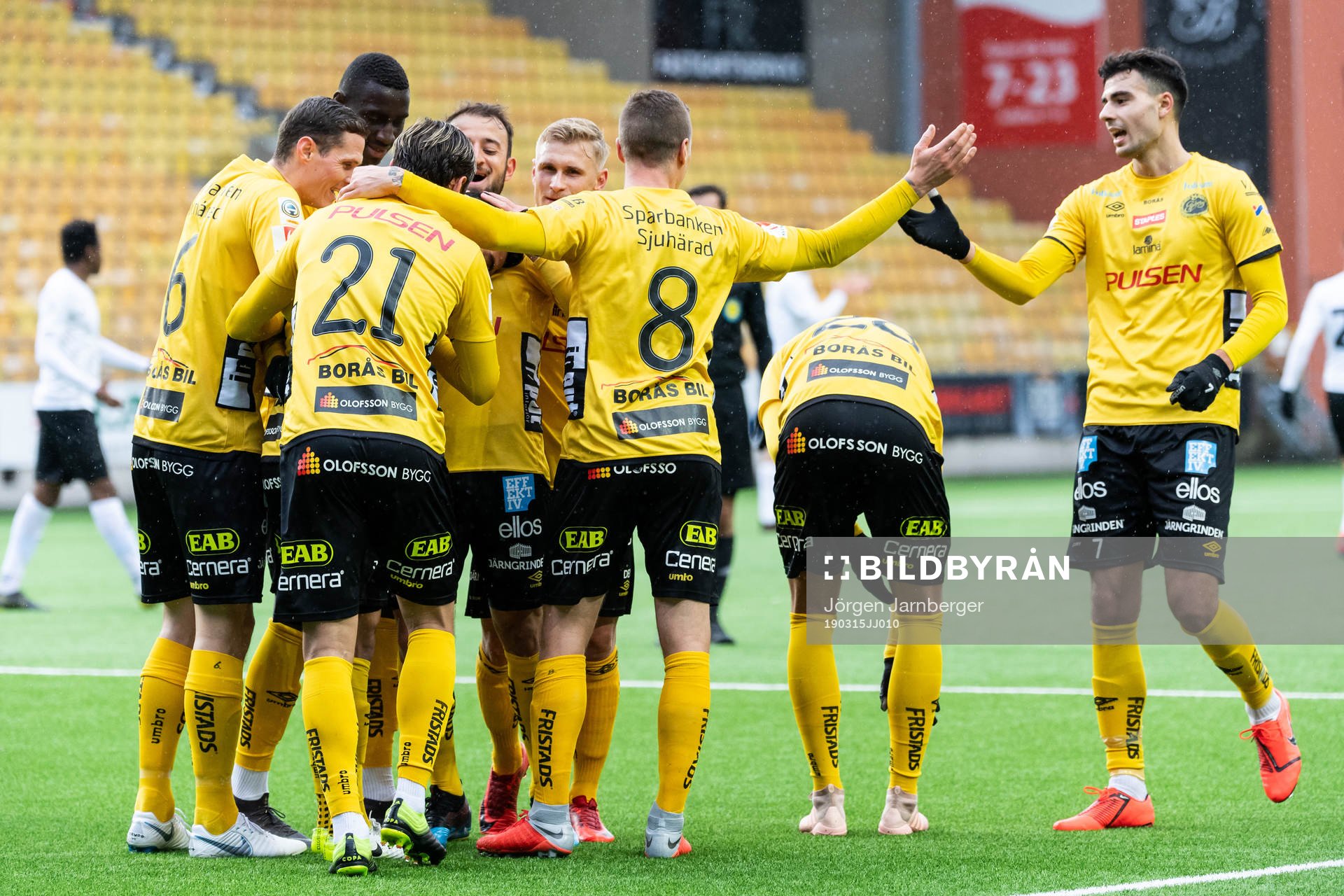 Elfsborgs Rami Kaib (skymd) klappas om av lagkamraterna