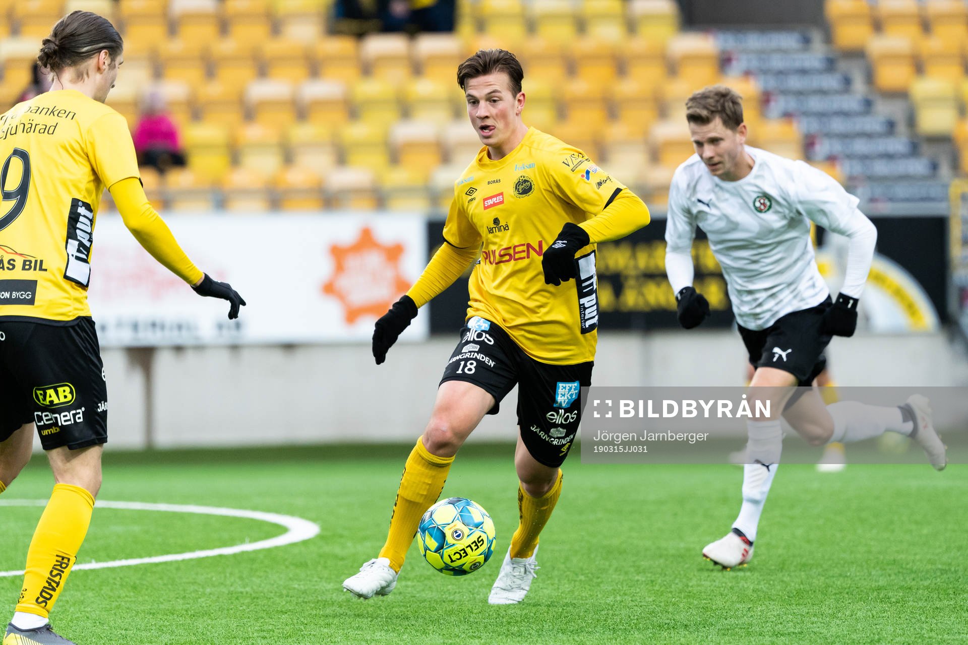 Elfsborgs Simon Olsson med Örebros Johan Bertilsson i