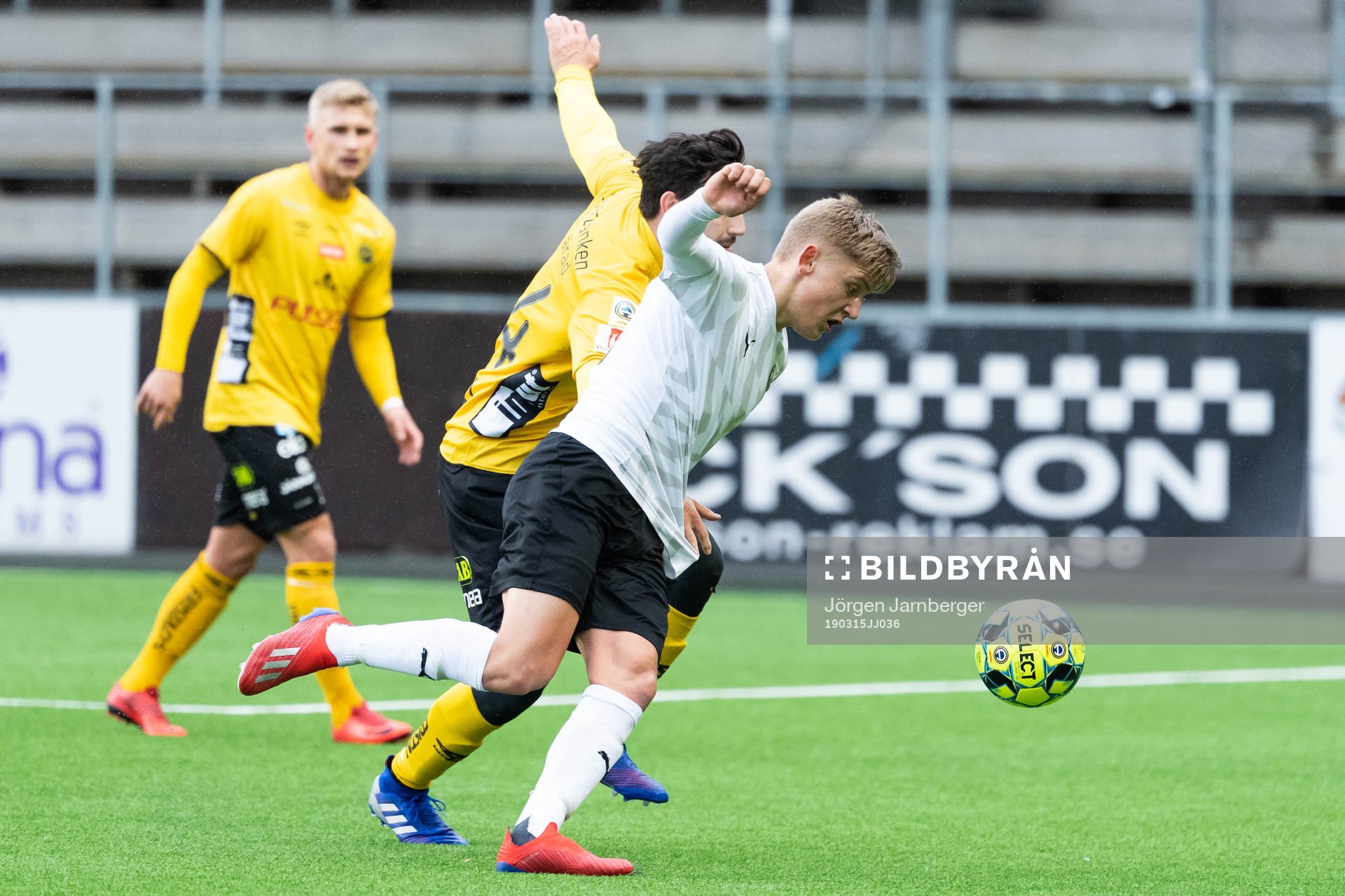 Örebros Dennis Collander i kamp med Elfsborgs Stefan Ishizaki (skymd) under träningsmatchen i fotboll mellan Elfsborg - Örebro den 15 mars 2019 i Borås.