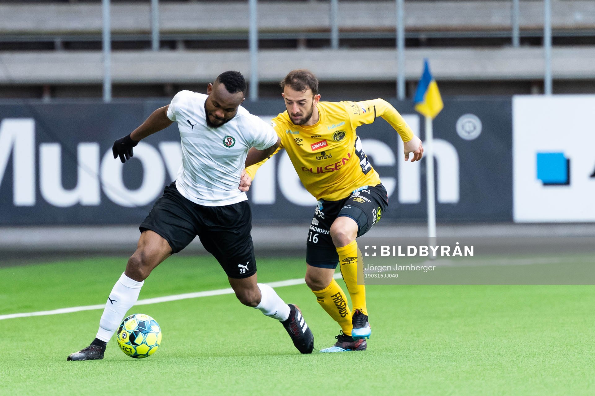 Örebros Michael Junior Omoh och Elfsborgs Robert Gojani