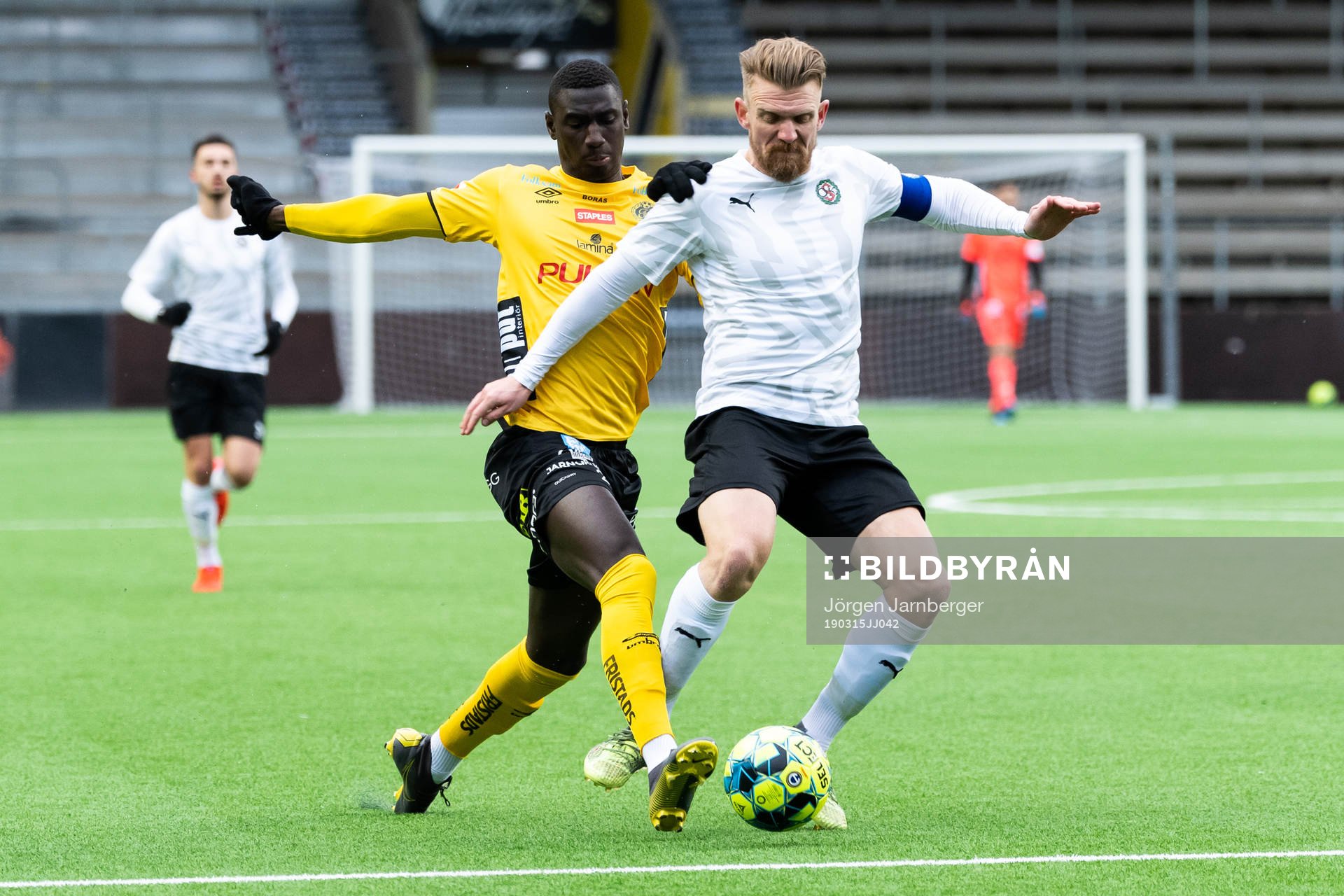 Örebros Michael Almebäck och Elfsborgs Marokhy Ndione