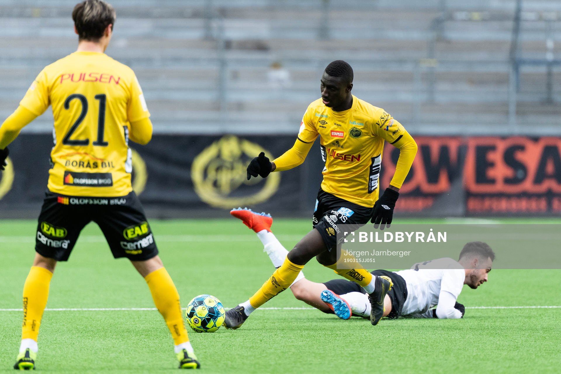 Elfsborgs Marokhy Ndione tar sig förbi Örebros Simon Amin