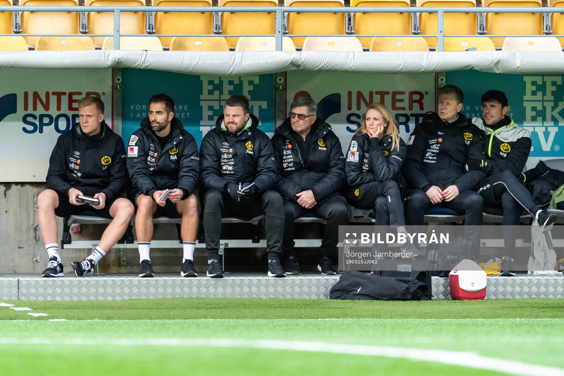 Elfsborgs målvaktstränare Linus Eriksson, assisterande manager Nuno De Almeida, manager Jimmy Thelin, materialförvaltare Reima Haukka, läkare Matilda Lundblad, fysioterapeut Lars Göthfelt och assisterande manager Miguel Beas på ledarbänken under träningsmatchen i fotboll mellan Elfsborg - Örebro den 15 mars 2019 i Borås.
