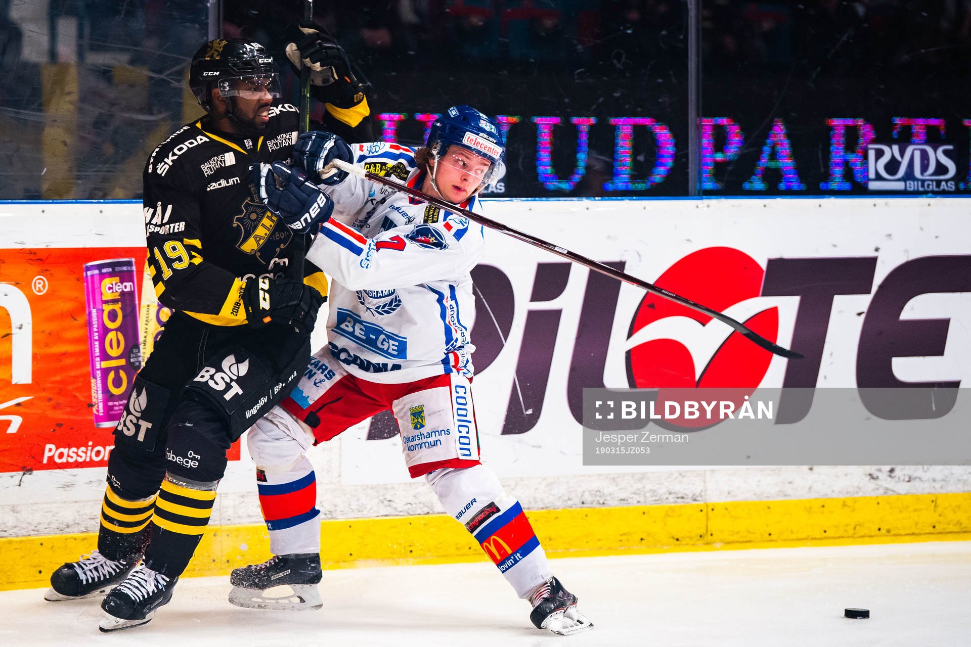 s Daniel Muzito-Bagenda och Oskarshamns Isak Pantzare
