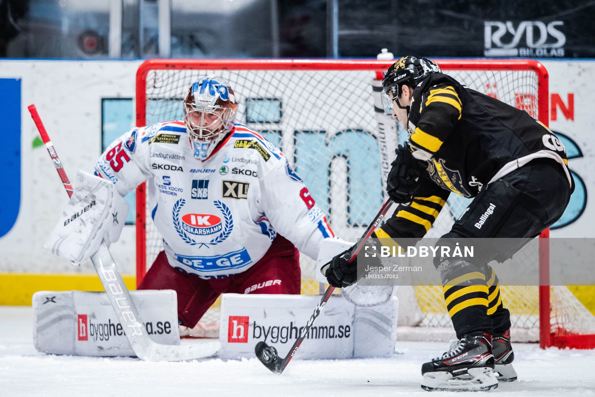 s Garry Nunn och Oskarshamns målvakt Christoffer Rifalk