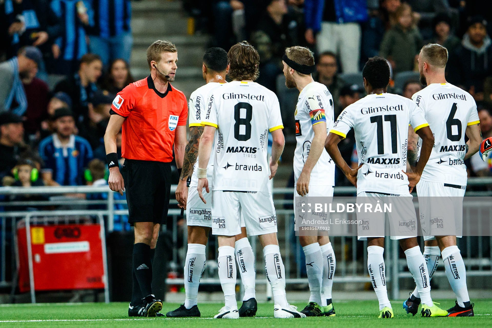 Häckens spelare reagerar på domare Glenn Nyberg