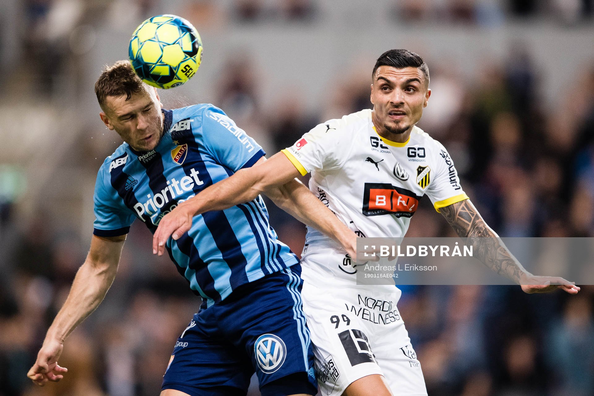 Djurgårdens Jesper Karlström i en nickduell med Häckens