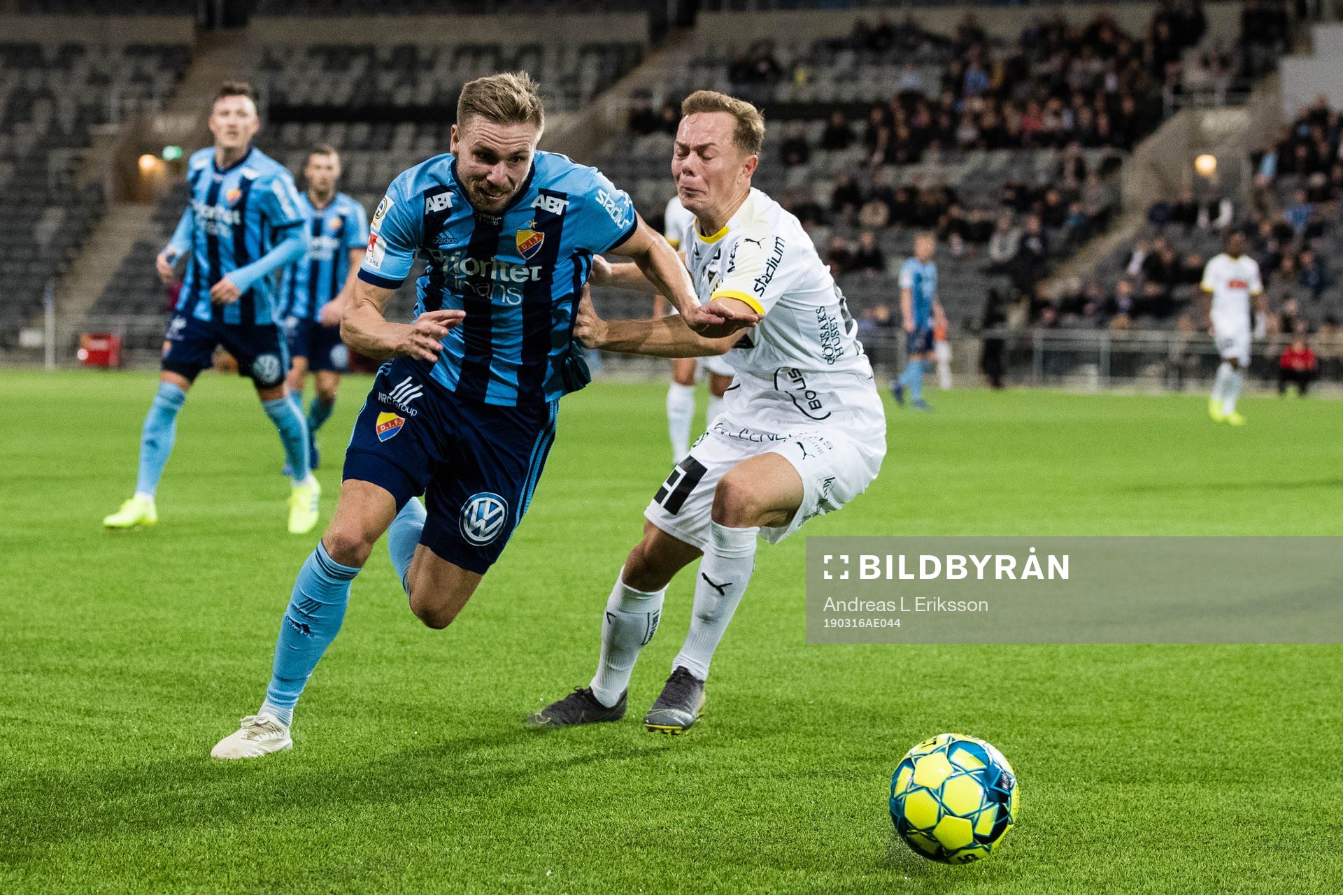 Djurgårdens Jonathan Ring i kamp om bollen med Häckens
