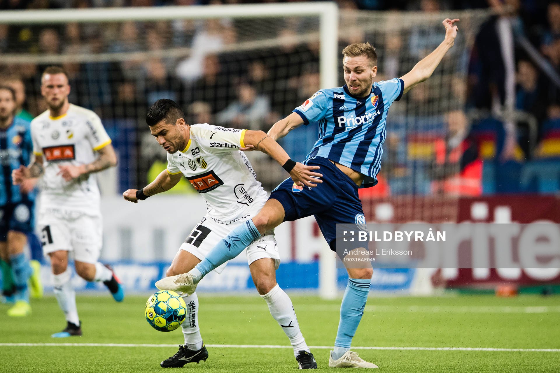Häckens Paulinho i kamp om bollen med Djurgårdens