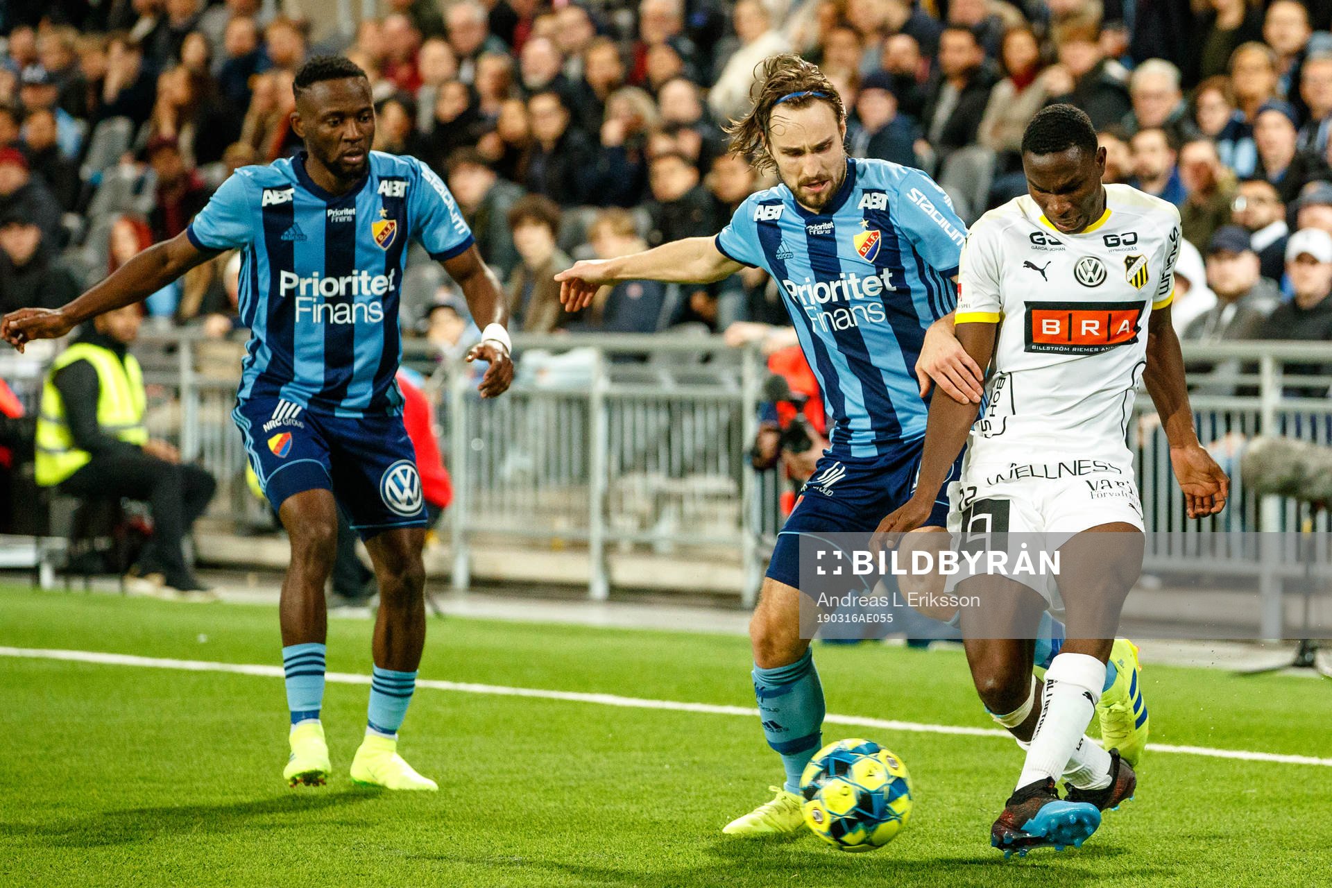 Djurgårdens Mohamed Buya Turay och Kevin Walker i en kamp