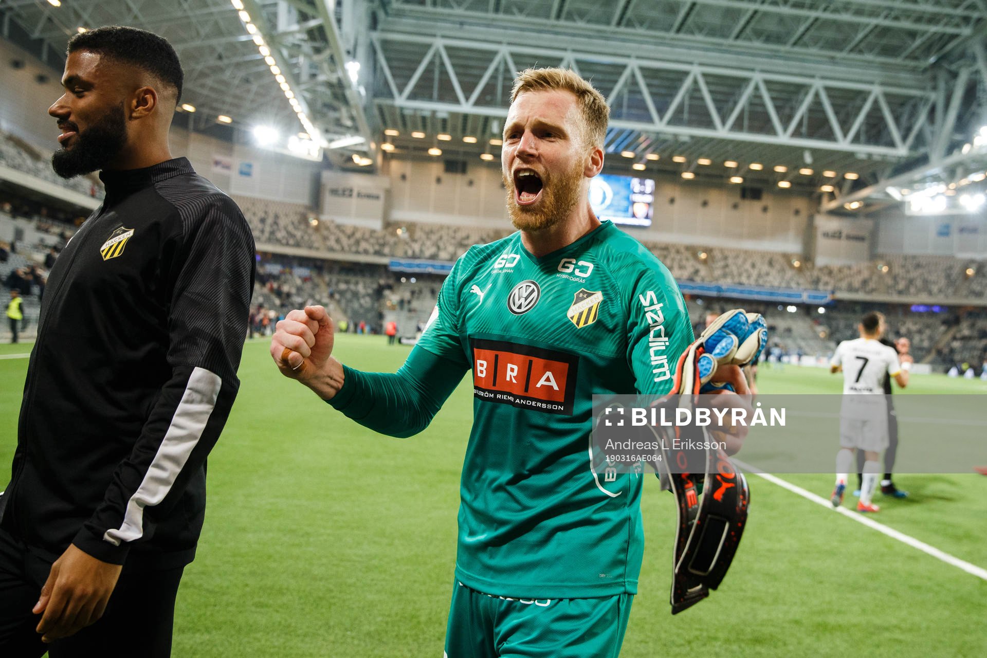 Häckens målvakt Peter Abrahamsson  jublar