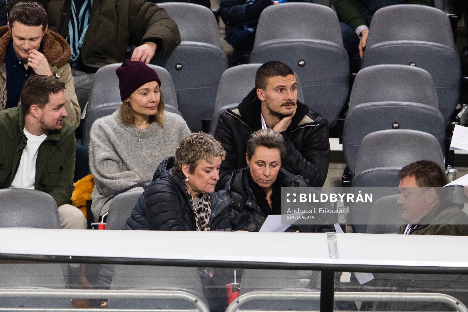 Carina Berg och Djurgårdens Erik Berg på läktaren