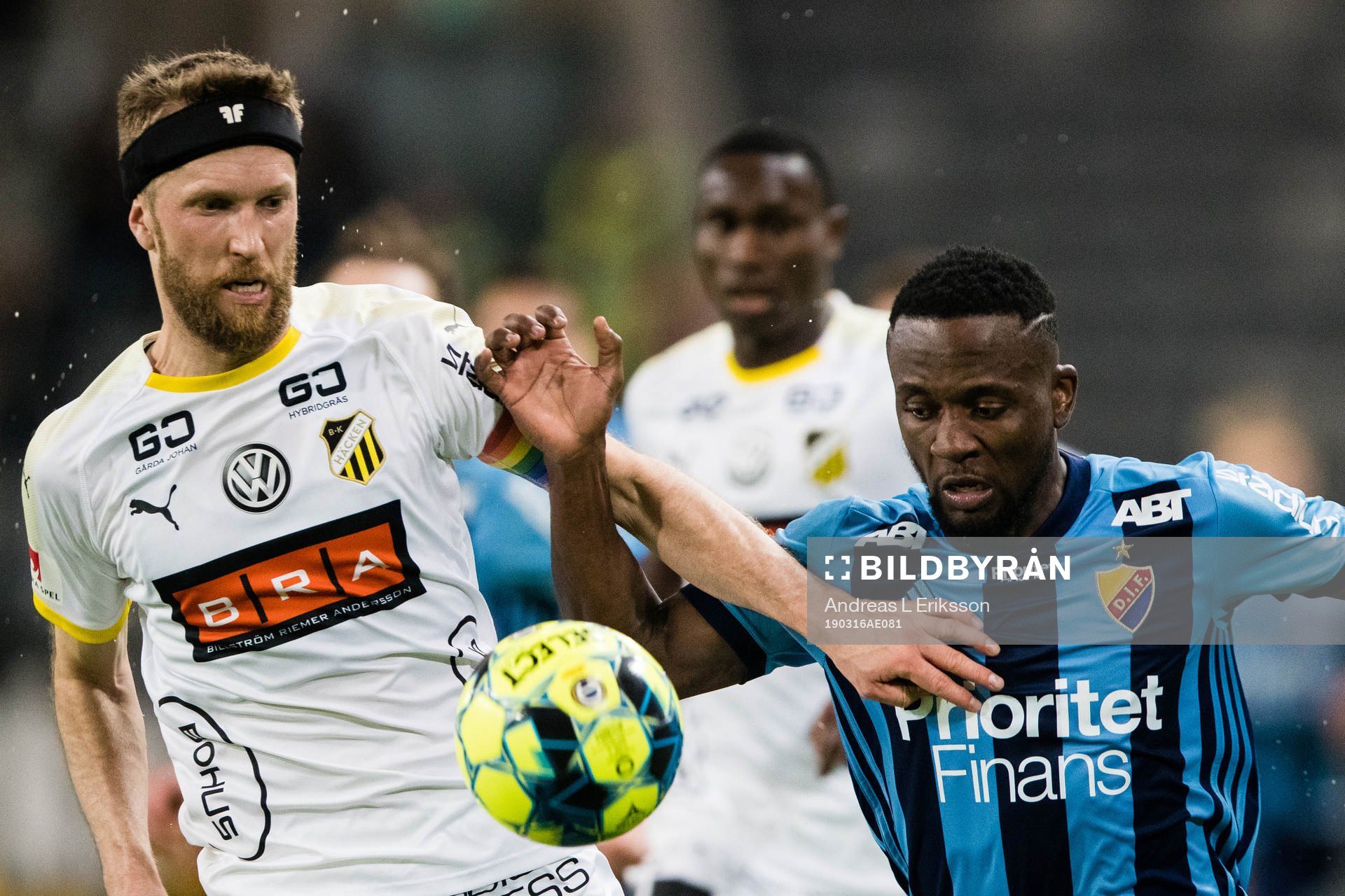 Häckens Rasmus Lindgren i kamp om bollen med Djurgårdens Mohamed Buya Turay under semifinalen i Svenska Cupen mellan Djurgården och Häcken den 16 mars 2019 i Stockholm.