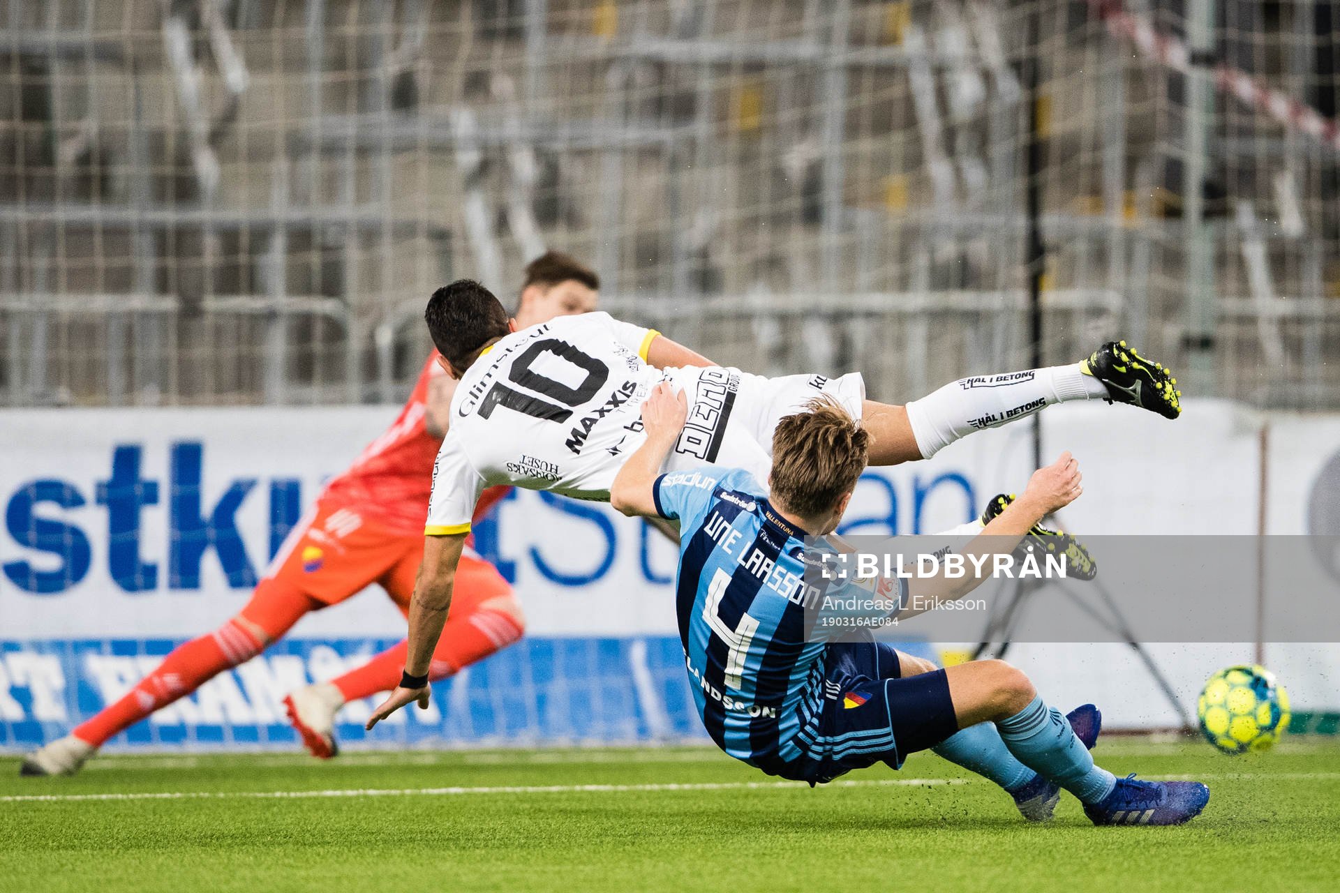 Häckens Paulinho och Djurgårdens Jacob Une Larsson