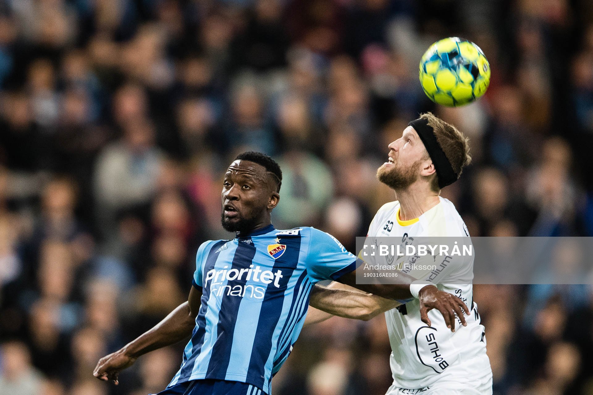 Djurgårdens Mohamed Buya Turay i en nickduell med Häckens