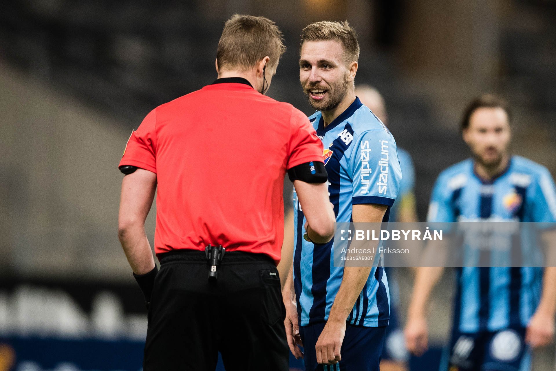 Domare Glenn Nyberg samtalar med Djurgårdens Jonathan Ring