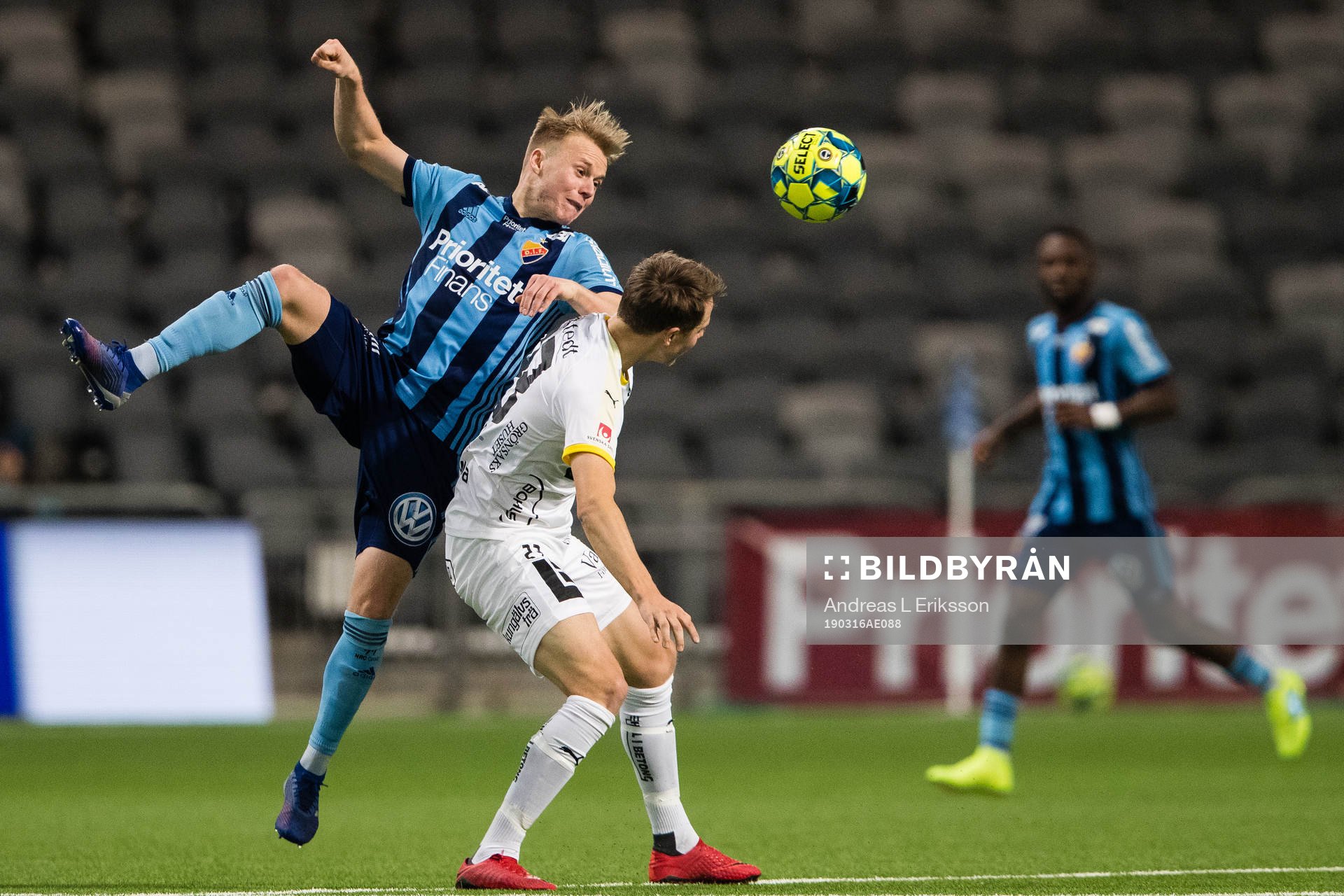 Djurgårdens Elliot Käck i kamp om bollen med Häckens