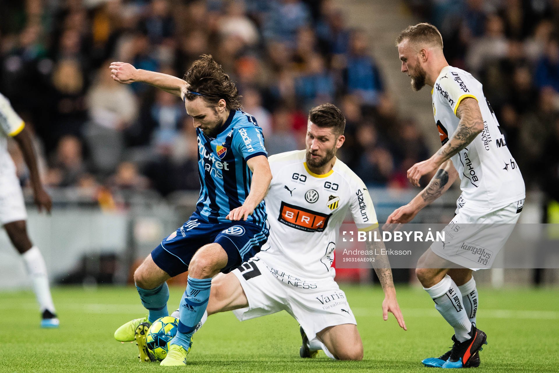 Djurgårdens Kevin Walker i kamp om bollen med Häckens Joona Toivo och Alexander Faltsetas under semifinalen i Svenska Cupen mellan Djurgården och Häcken den 16 mars 2019 i Stockholm.
