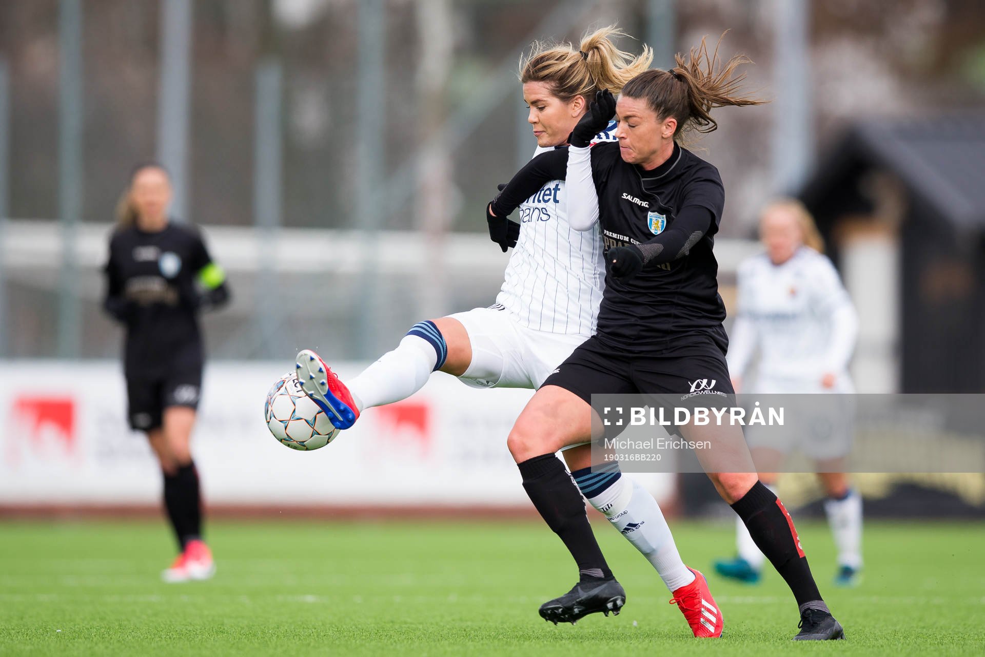 Djurgårdens Hanna Folkesson i kamp med Göteborgs Pauline Hammarlund under fotbollsmatchen i Svenska Cupen mellan Kopparbergs/Göteborg och Djurgården den 16 mars 2019 i Göteborg.