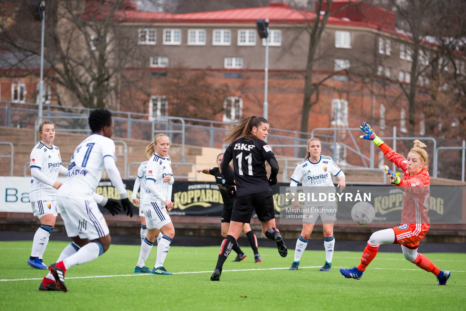 Göteborgs Pauline Hammarlund gör 1-0 men målet döms bort