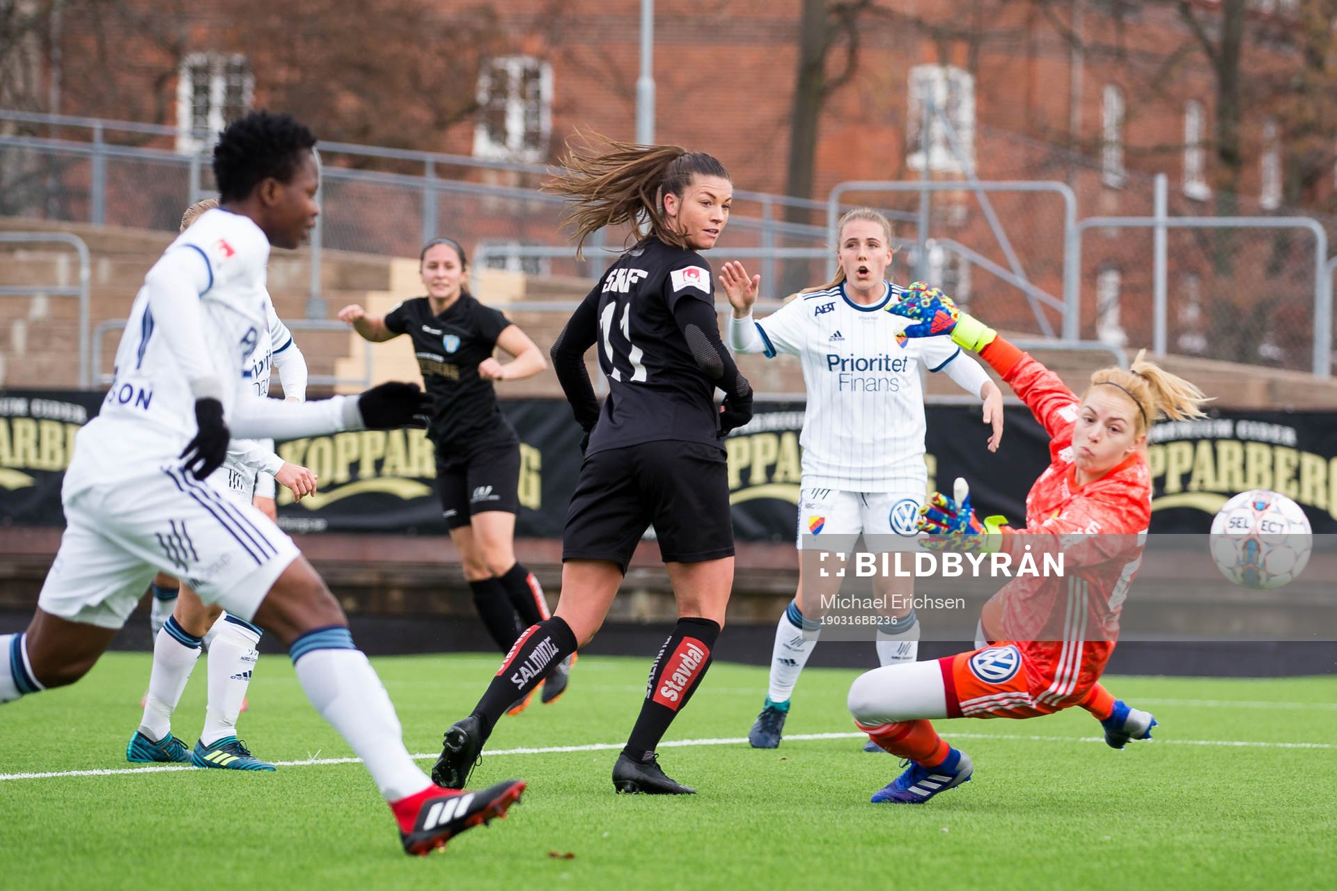 Göteborgs Pauline Hammarlund gör 1-0 men målet döms bort
