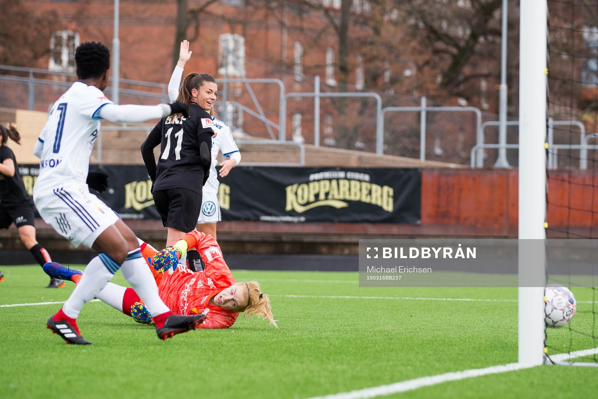 Göteborgs Pauline Hammarlund gör 1-0 men målet döms bort