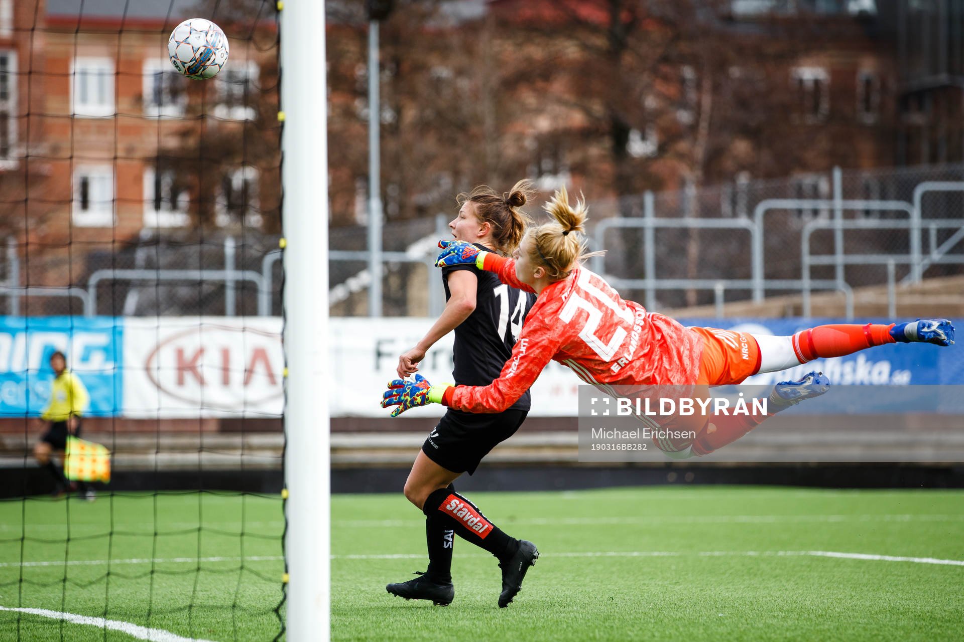 Göteborgs Natalia Kuikka  gör 1-1 bakom Djurgårdens