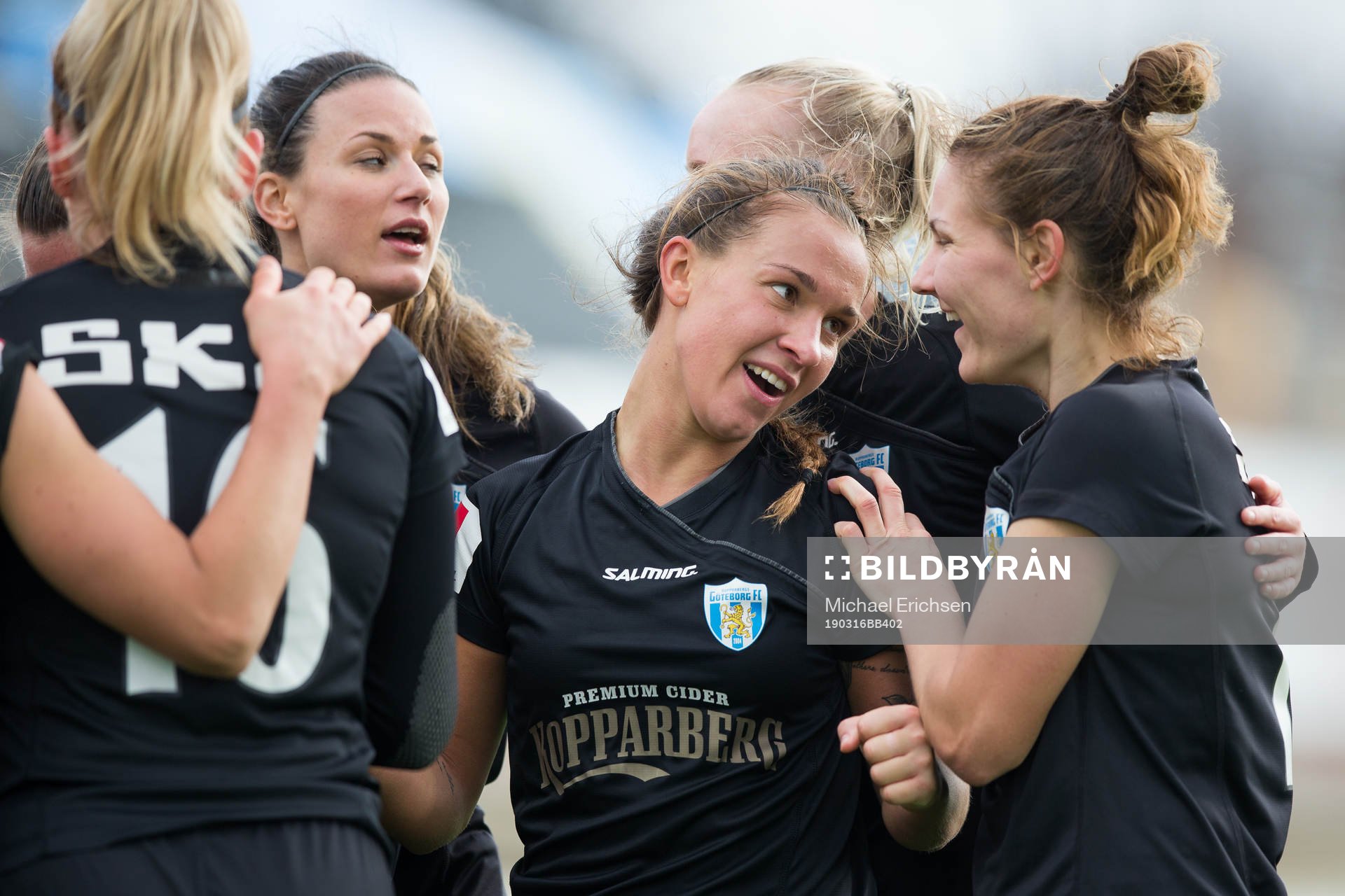 Göteborgs Julia Zigiotti Olme jublar med Natalia Kuikka