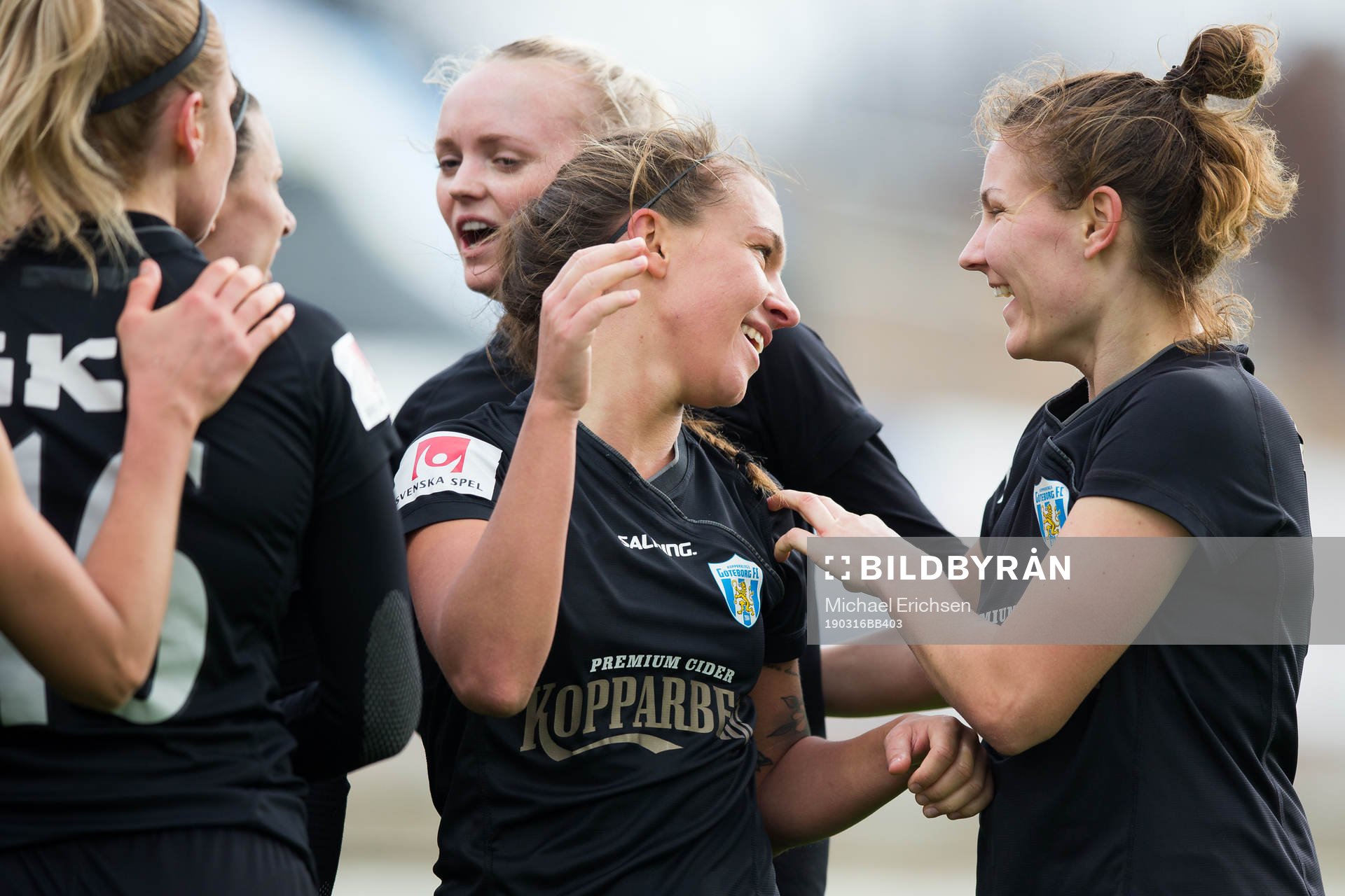 Göteborgs Julia Zigiotti Olme jublar med Natalia Kuikka  efter att ha skjutit avgörande 2-1 målet under fotbollsmatchen i Svenska Cupen mellan Kopparbergs/Göteborg och Djurgården den 16 mars 2019 i Göteborg.
