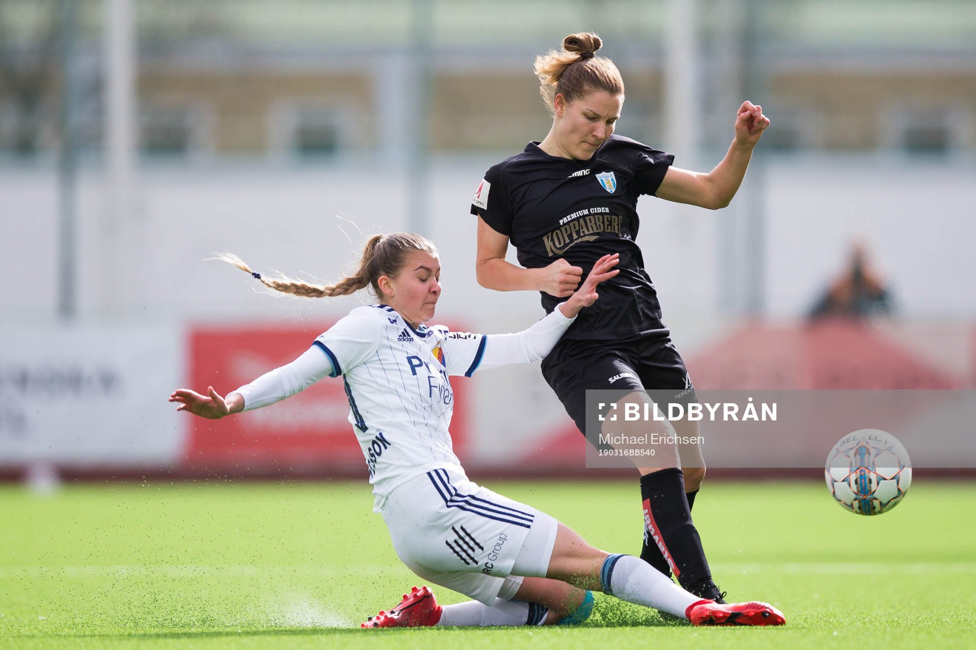 Göteborgs Natalia Kuikka blir glidtacklad