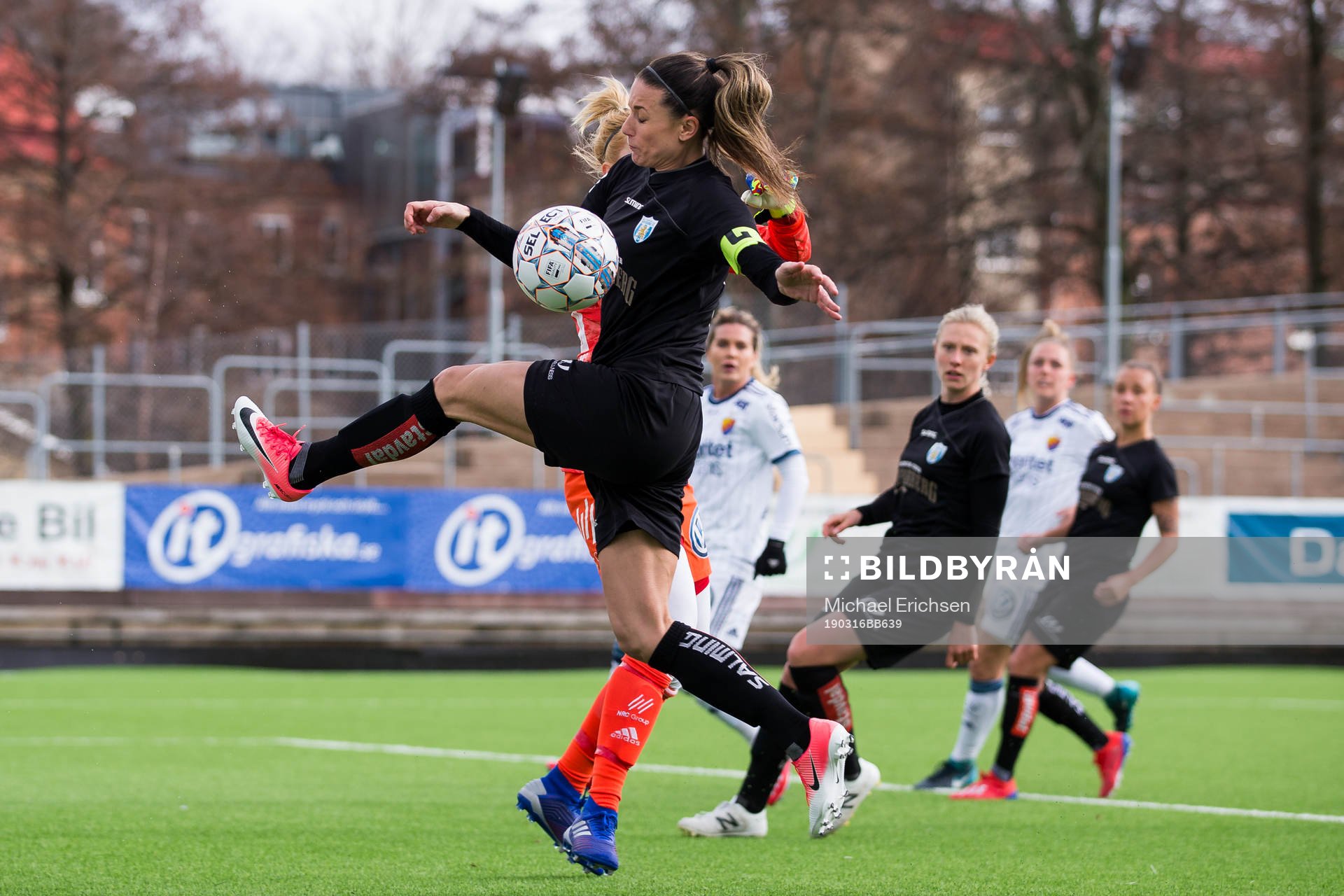 Djurgårdens målvakt Jennifer Pelley i kamp om bollen med