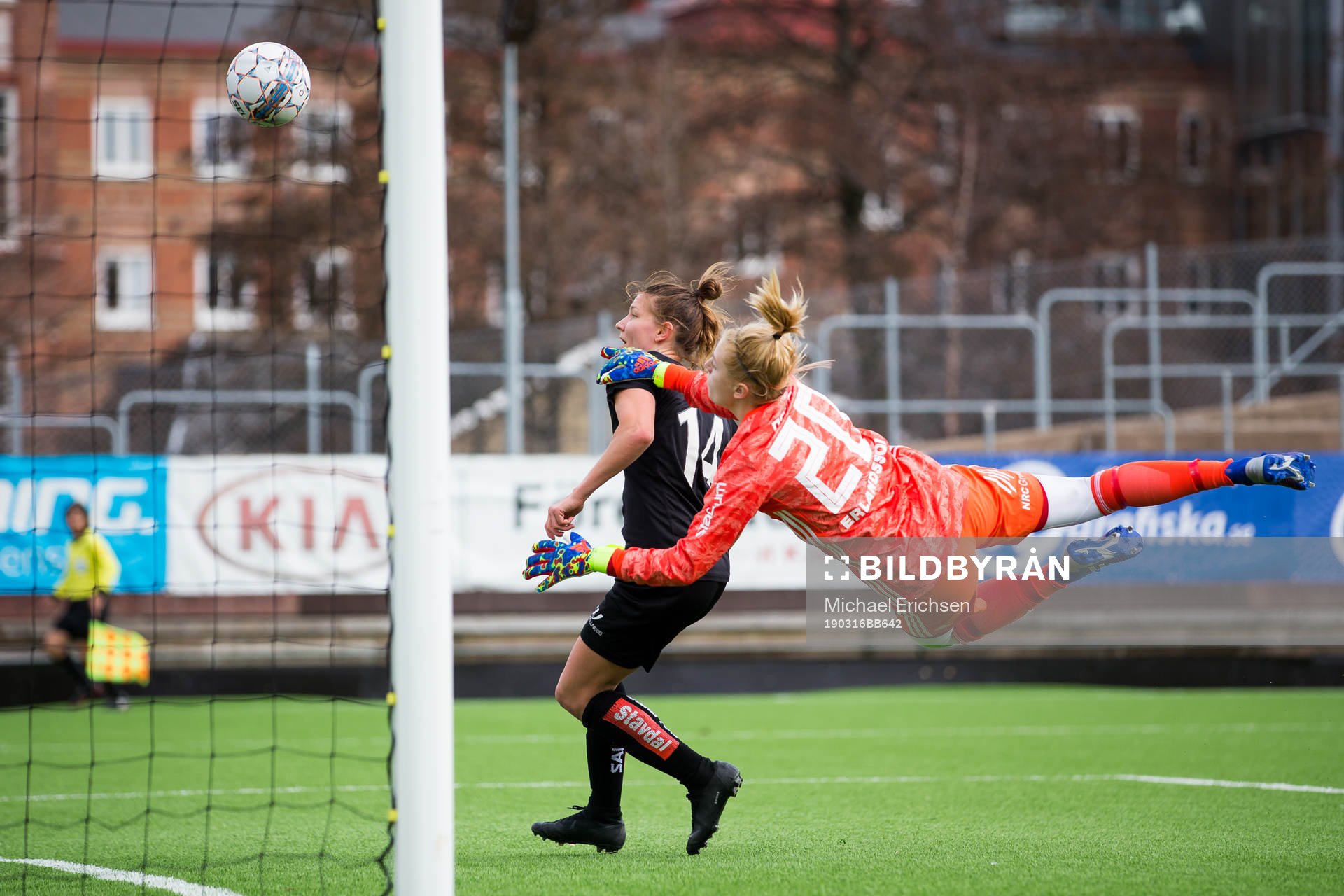 Göteborgs Natalia Kuikka gör 1-1 bakom Djurgårdens