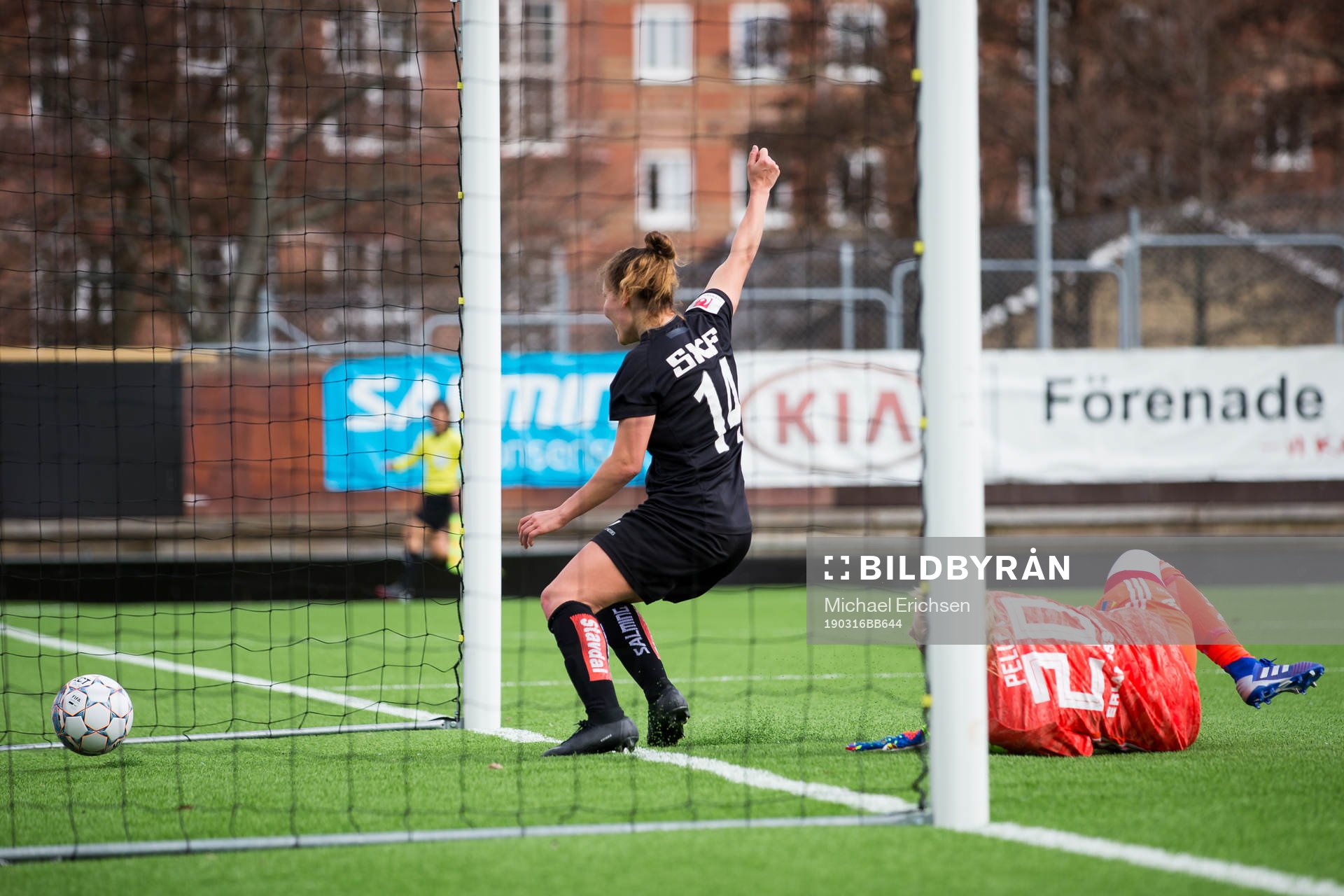 Göteborgs Natalia Kuikka gör 1-1 bakom Djurgårdens