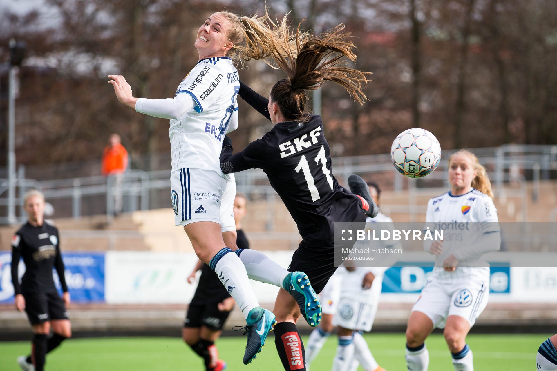 Djurgårdens Gudrun Arnardottir vinner en nickduell mot
