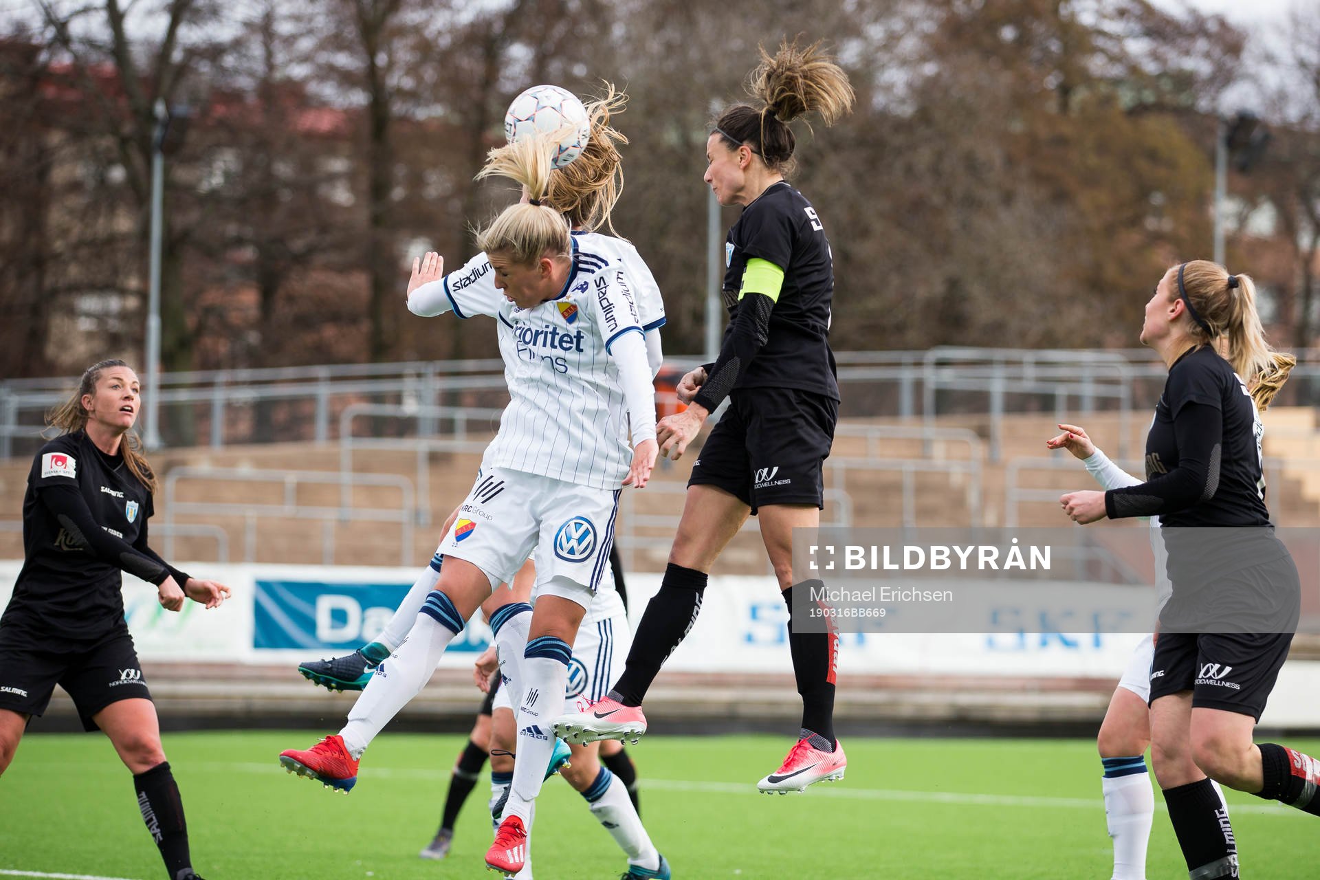 Djurgårdens Olivia Schough och Göteborgs Beata Kollmats
