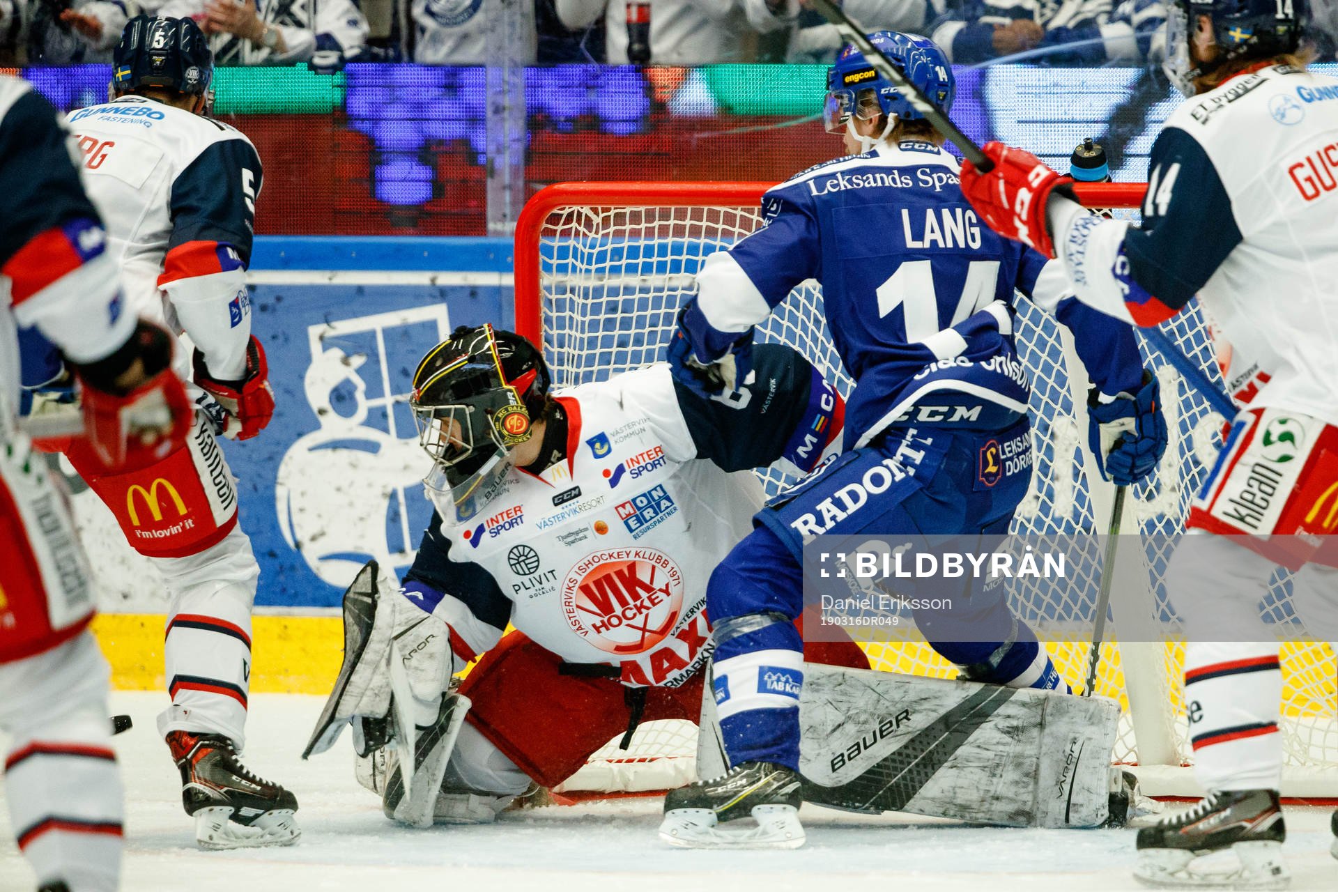 Leksands Oskar Lang oroar framför Västerviks målvakt