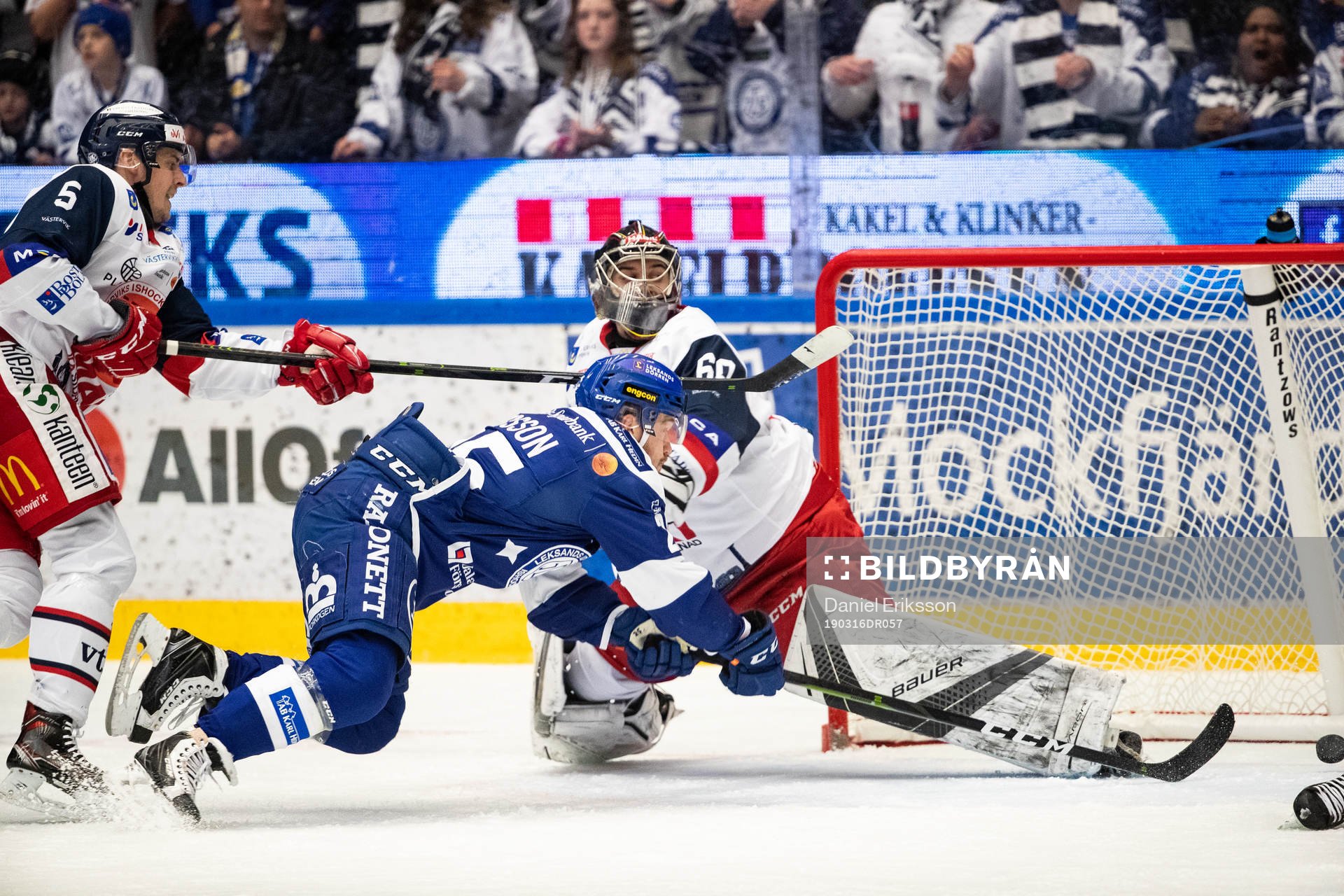 Leksands Linus Persson gör 1-0 bakom Västerviks målvakt